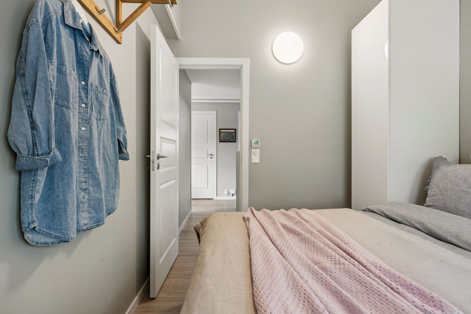 Her har man to soverom i første etasje og det tredje i boligens andre etasje. Galleribilde