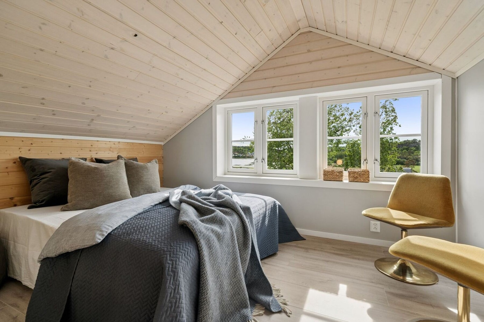 To vinduer slipper inn godt med lys. Galleribilde