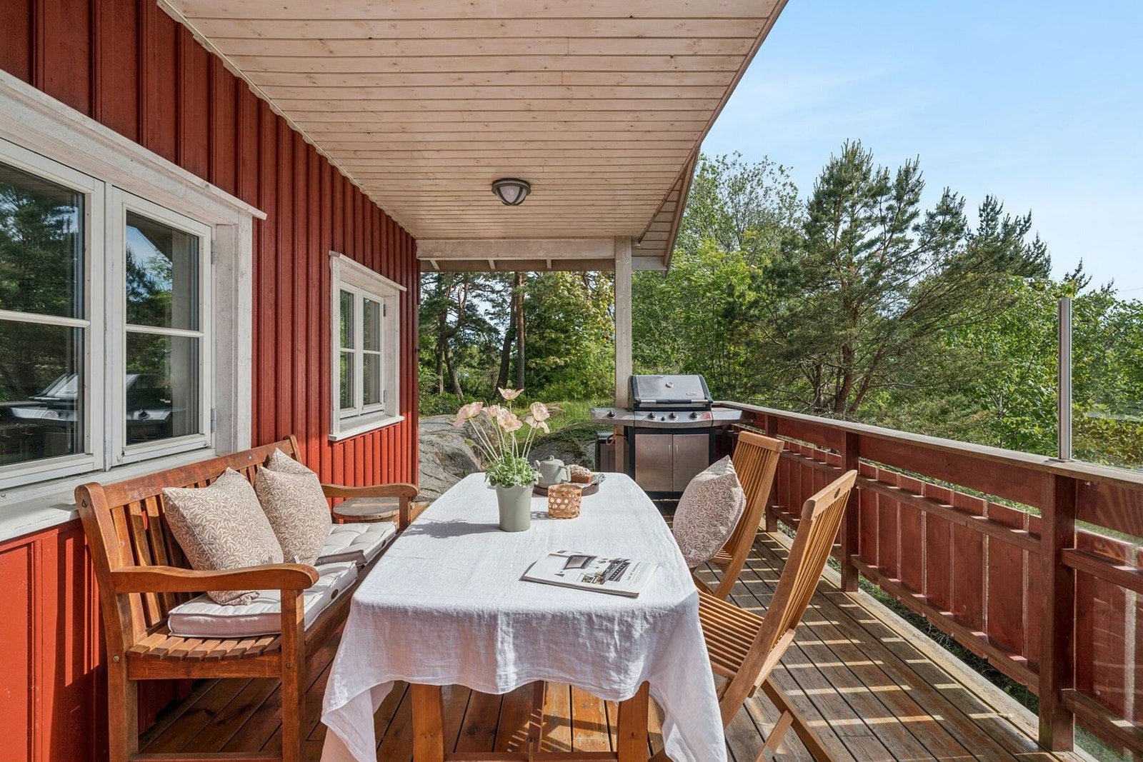 Dekk på og inviter til et godt måltid! God plass til en spisegruppe og grill. Galleribilde