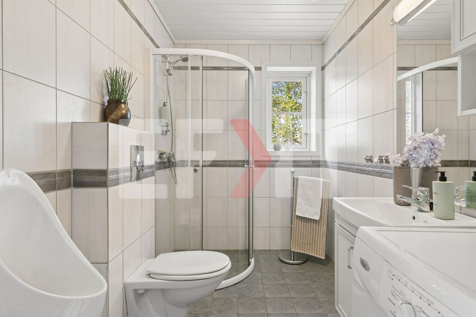 Badet inneholder ghvir baderomsinnredning med speil, dusj, vegghengt toalett og bide. Galleribilde