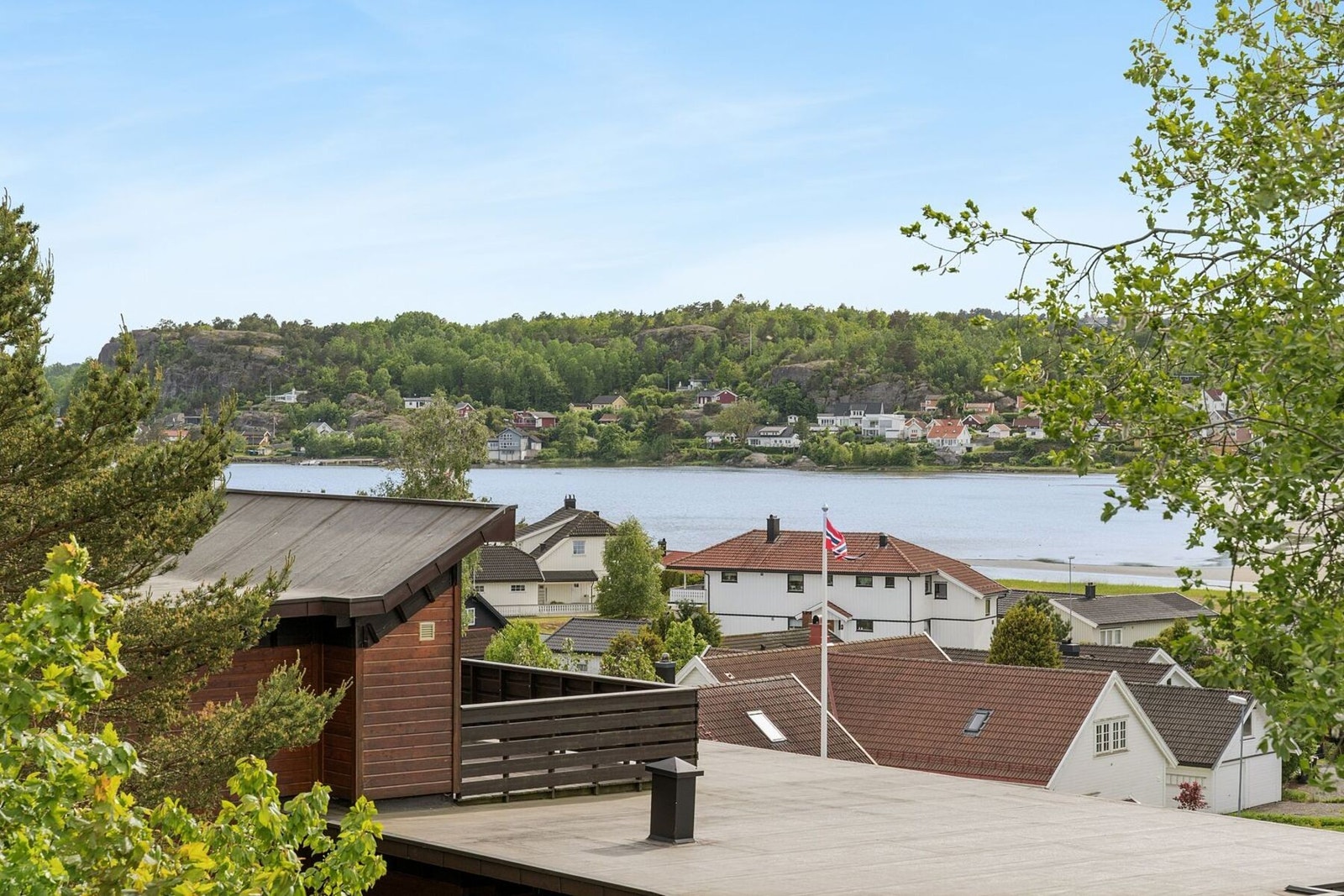 Hytta har noe sjøutsikt fra verandaen. Båtplass medfølger. Galleribilde