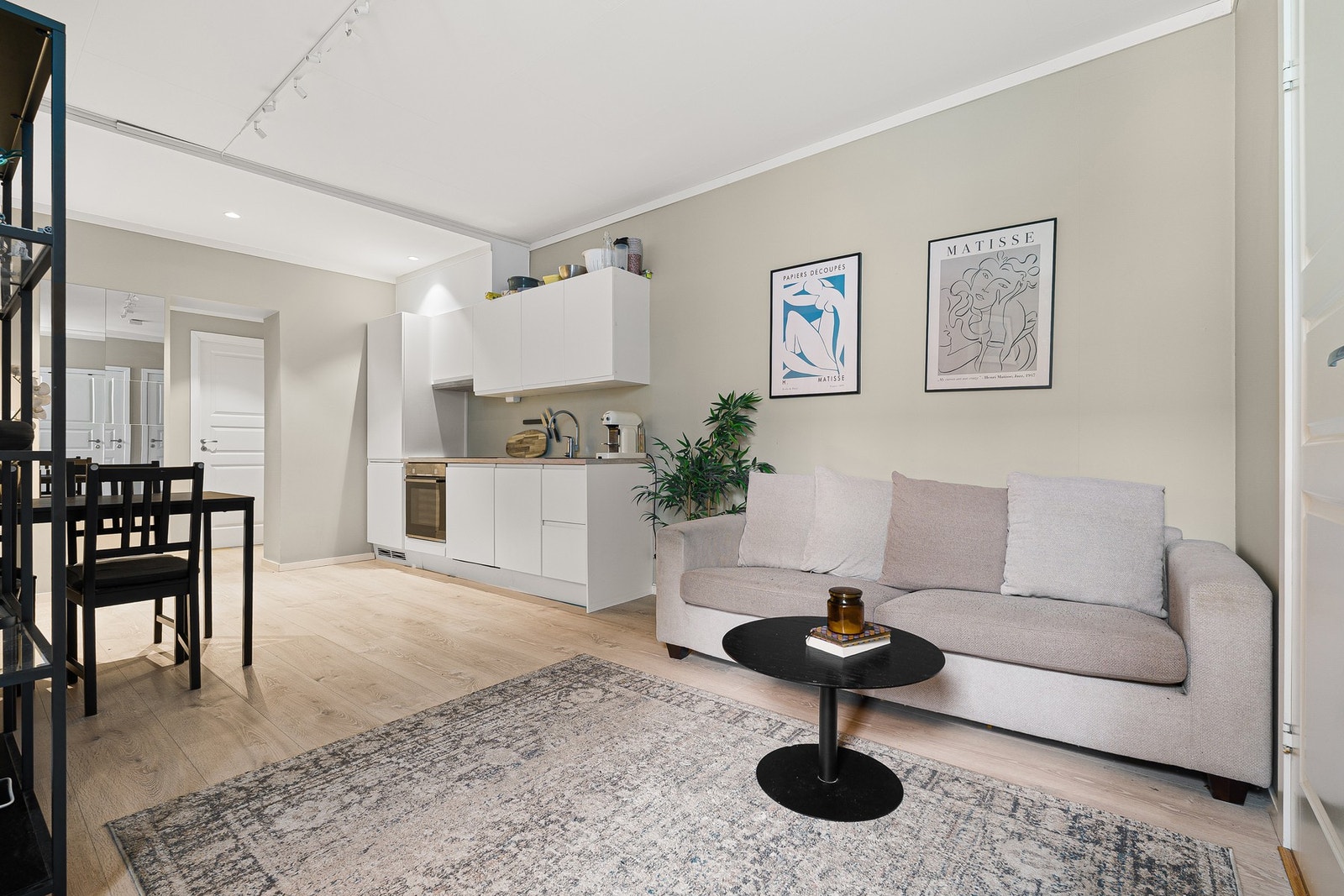 Leiligheten har et bruksareal på 56 kvadratmeter, og er i tidsriktige og fine materialvalg. Galleribilde