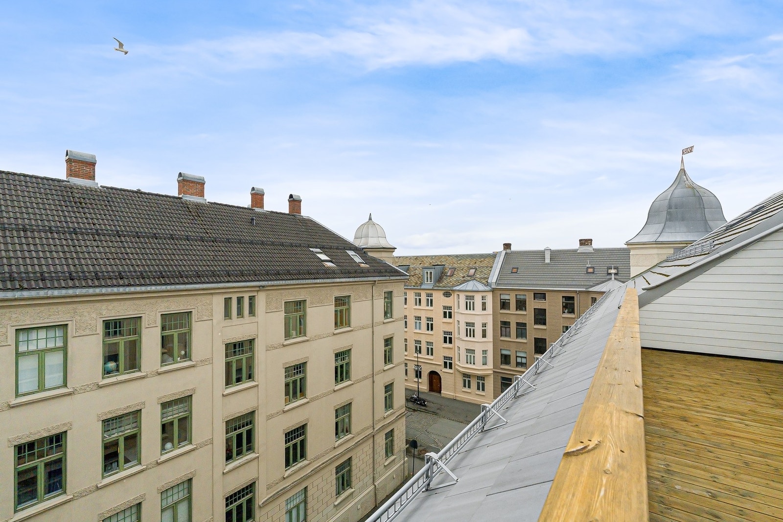 Sameiet har en stor felles takterrasse med gode solforhold. Galleribilde