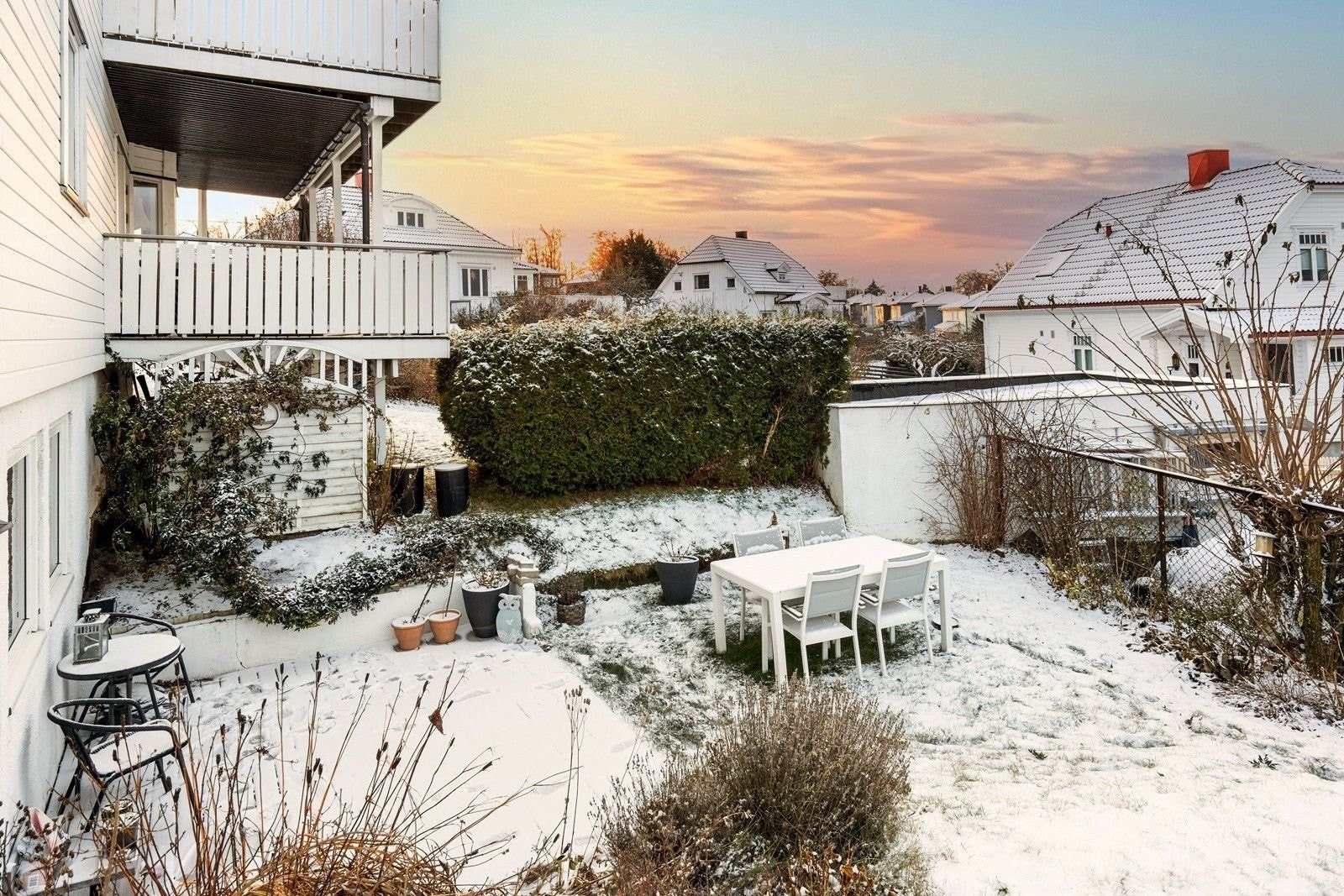 Her bor du skjermet. Terrassen lar seg enkelt møblere med sittegrupper og grill Galleribilde