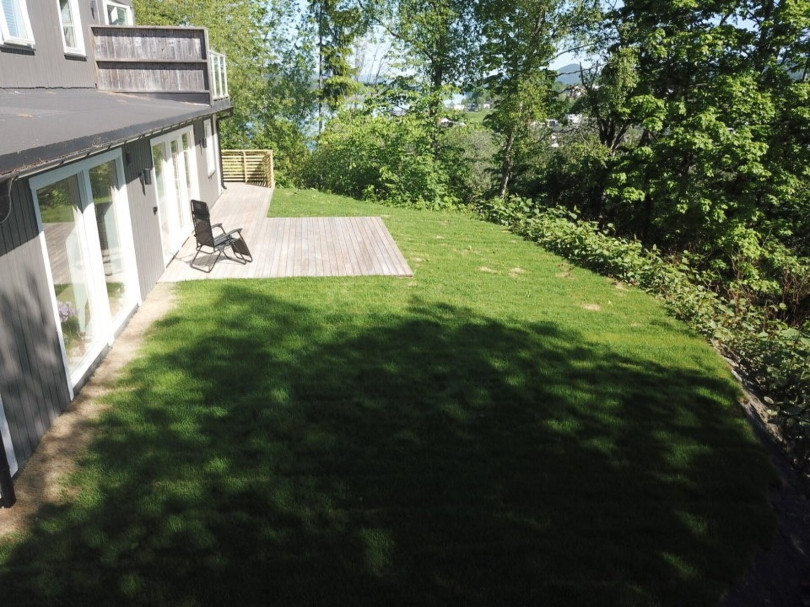 Herrlig uterom med sjenerøs terrasse og plass til hele familien. Galleribilde