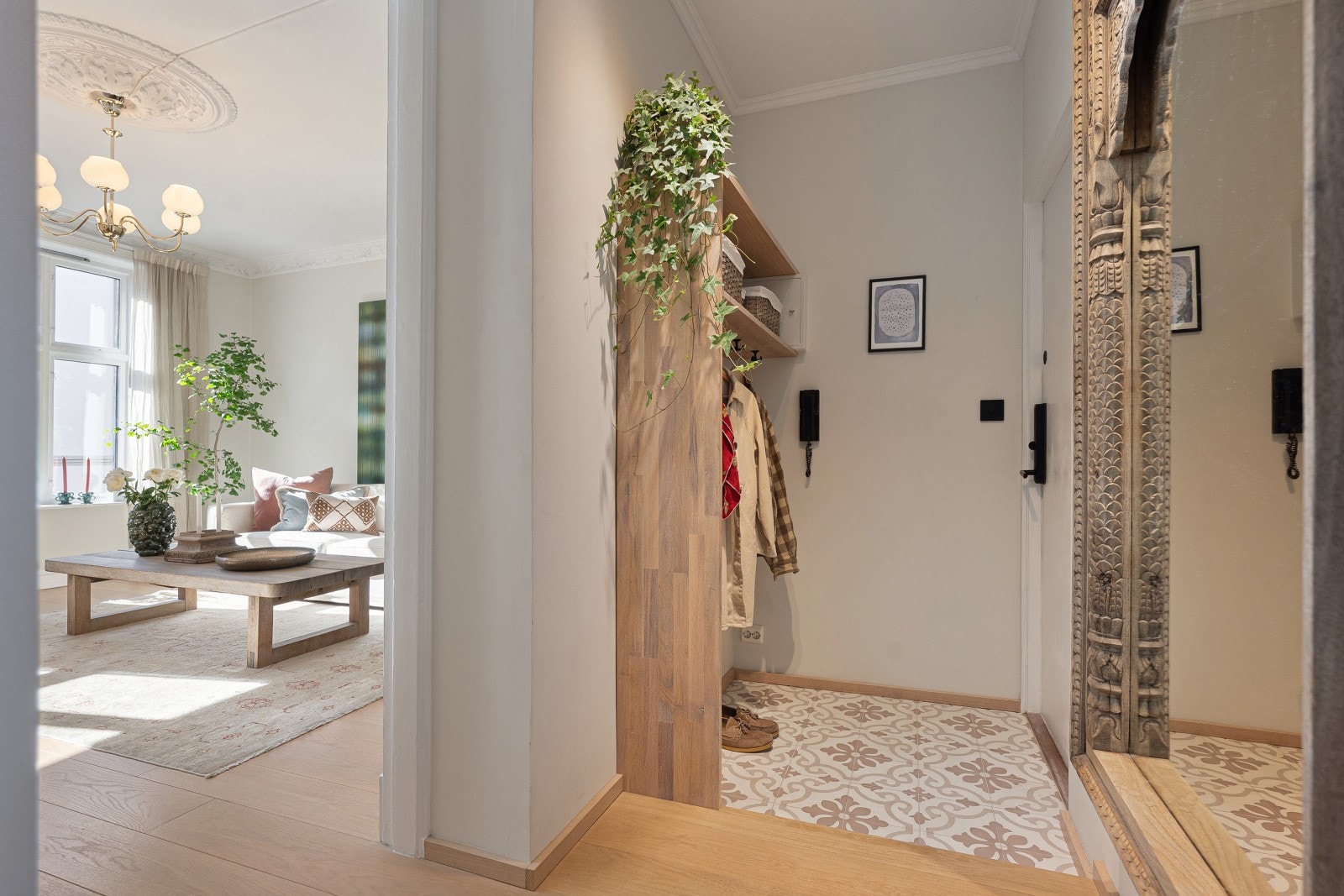 Ved ankomst ønskes du velkommen inn i en innbydende entré med lekre fliser på gulvet og et harmonisk fargevalg som skaper en varm og behagelig atmosfære. Galleribilde