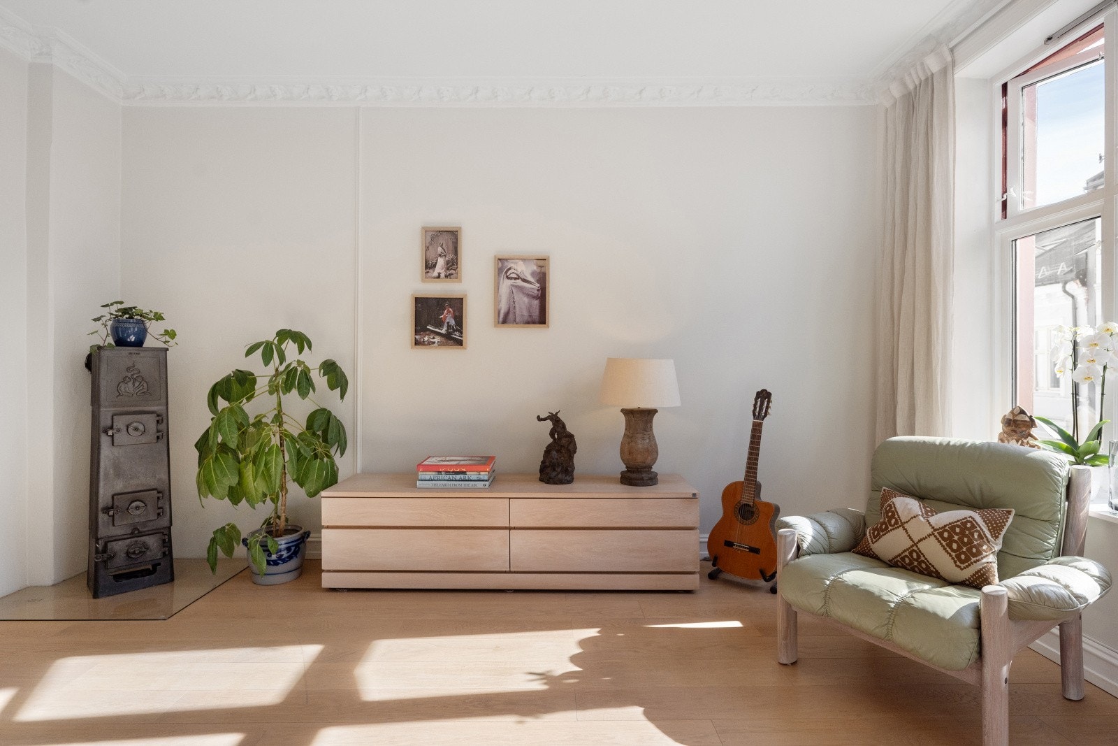 Leiligheten byr på en perfekt balanse mellom klassisk eleganse og moderne stil. Galleribilde