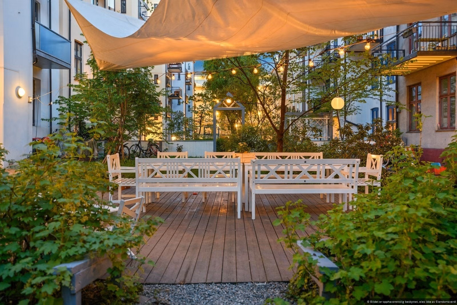 Bakgården byr på sittegrupper som legger til rette for sosiale og avslappende stunder. Galleribilde