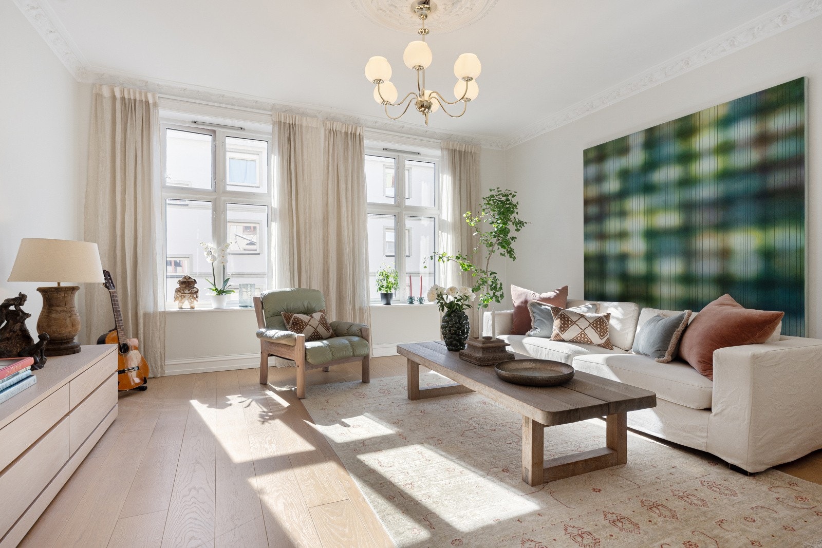 Stuen fremstår som et lyst og elegant oppholdsrom, med store vindusflater som slipper inn rikelig med naturlig lys. Galleribilde