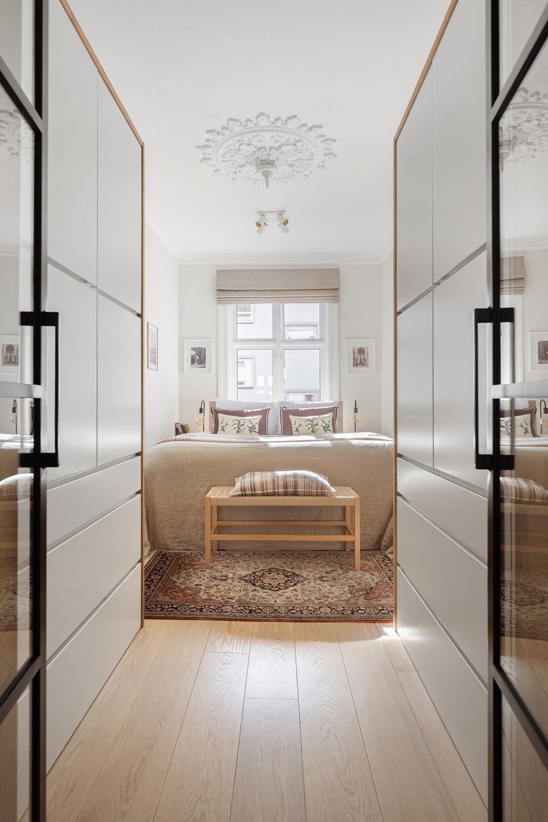 Det er etablert en stilren og gjennomført garderobeløsning som kombinerer rikelig med oppbevaringsplass med et elegant uttrykk. Galleribilde
