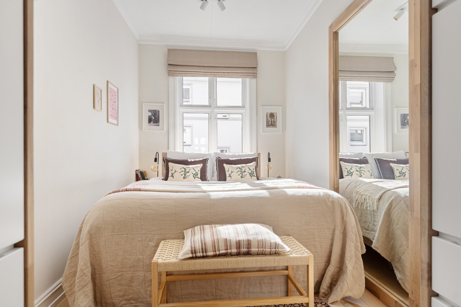 Rommet fremstår som luftig, med god plass til dobbeltseng. Galleribilde