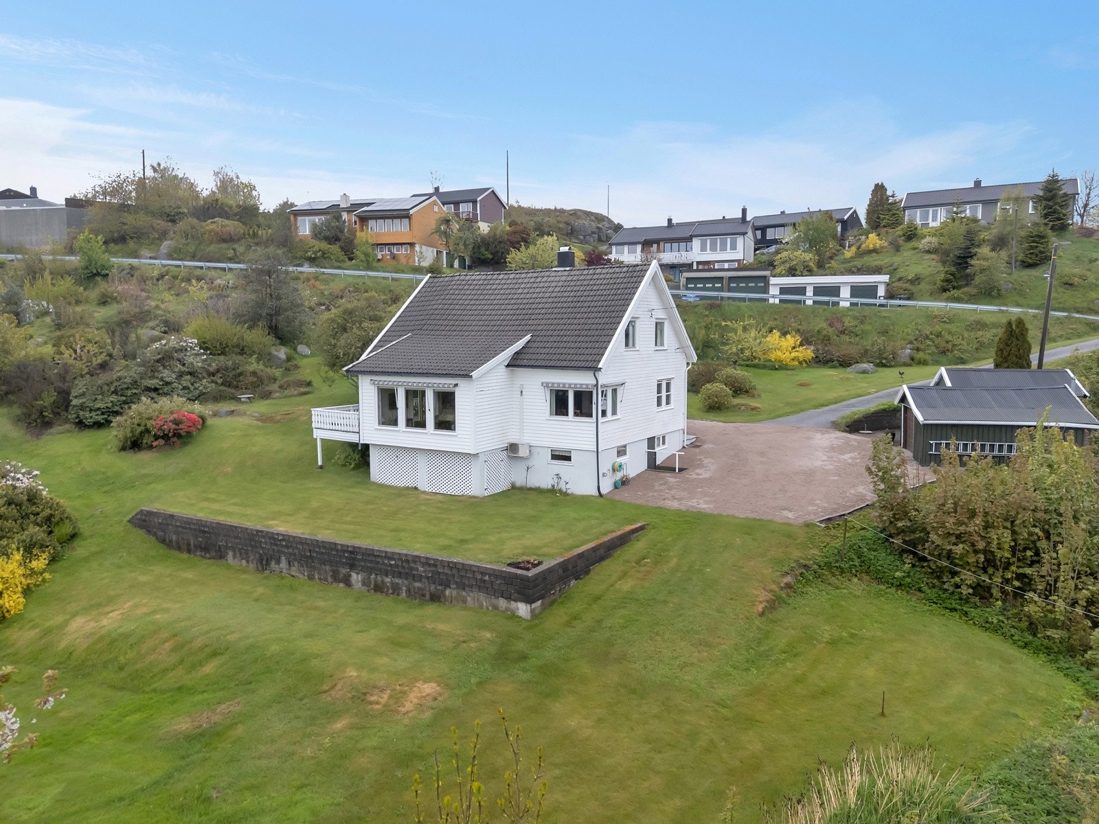 Velkommen til Gjervoldstadveien 220! Innholdsrik enebolig med garasje, uthus og stor tomt. Fantastisk utsikt mot landskapet og Mandals skjærgård! Galleribilde