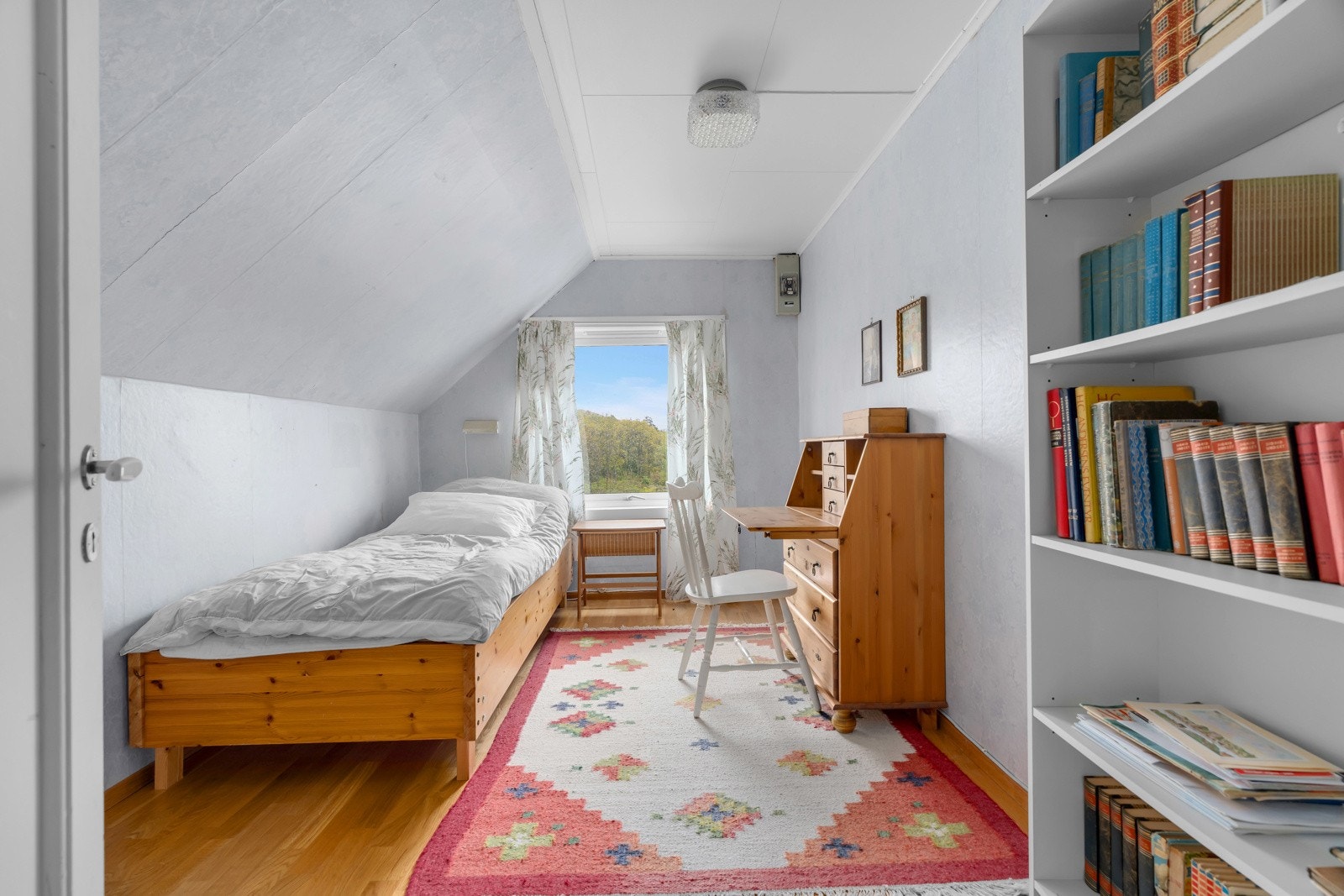 Boligens 2. etasje består av 4 soverom og gang. Galleribilde