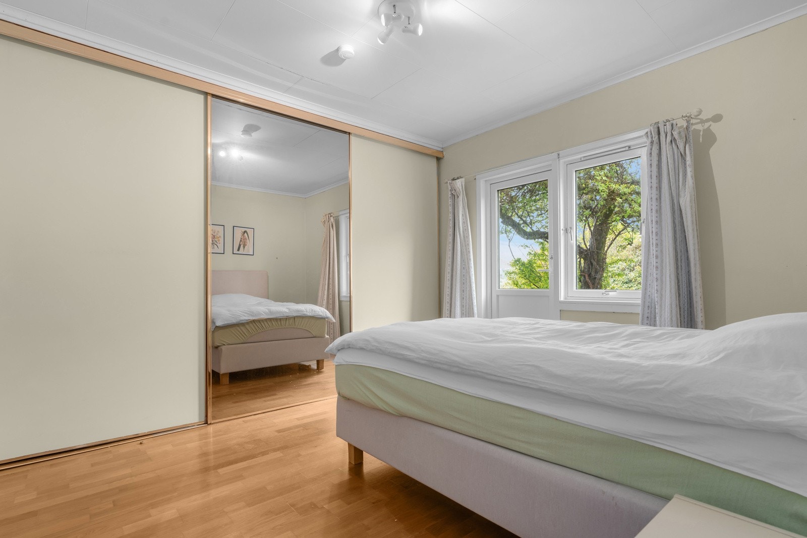 Det er en romslig skyvedørsgarderobe med speil i hovedsoverommet. Galleribilde