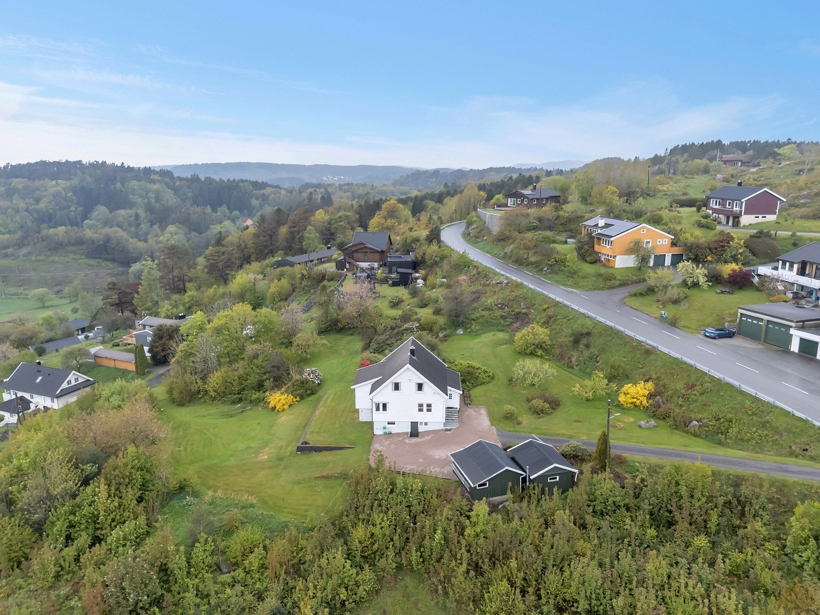 Eiendommen har en stor tomt på nesten 4 mål med en innholdsrik bolig som går over tre plan i tillegg til garasje og uthus. Galleribilde