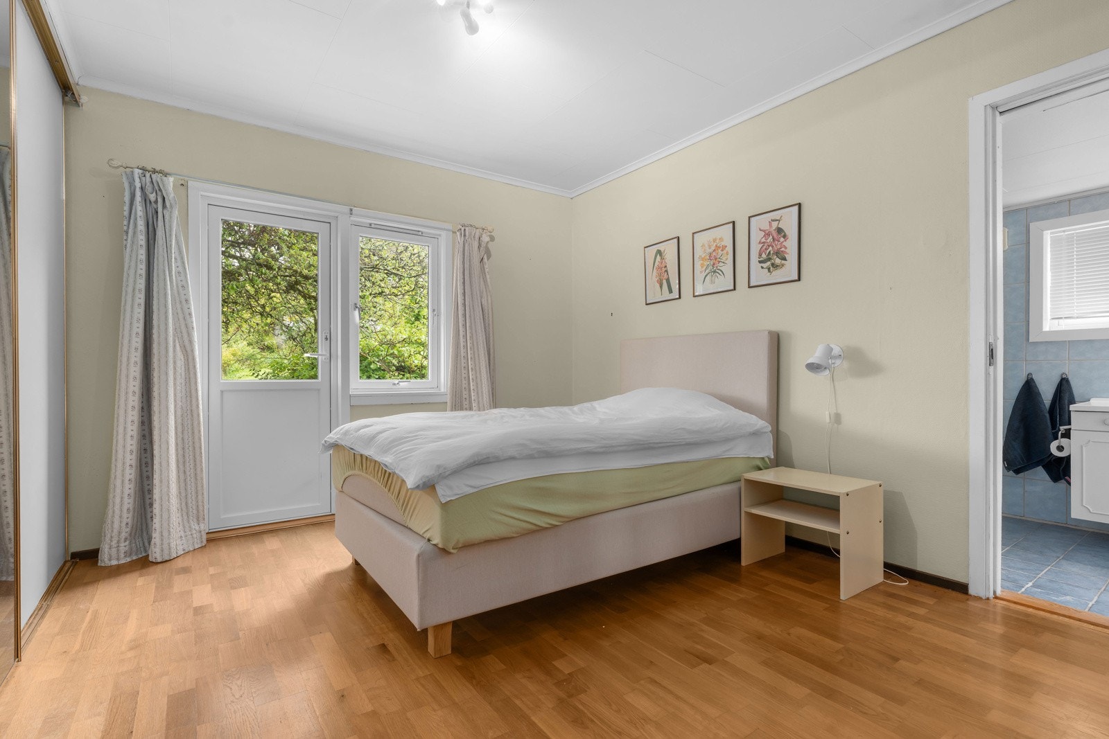 Hovedsoverommet har direkte adkomst fra badet og egen utg. til terrassen. Galleribilde