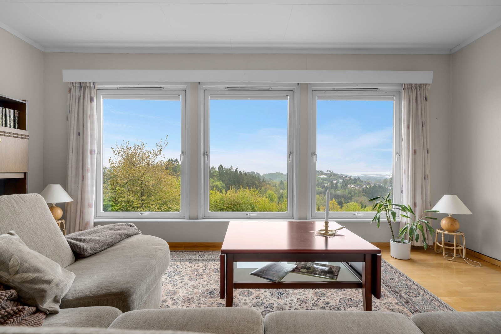 Fra sofaen er det en flott utsikt mot Mandals skjærgård. Galleribilde