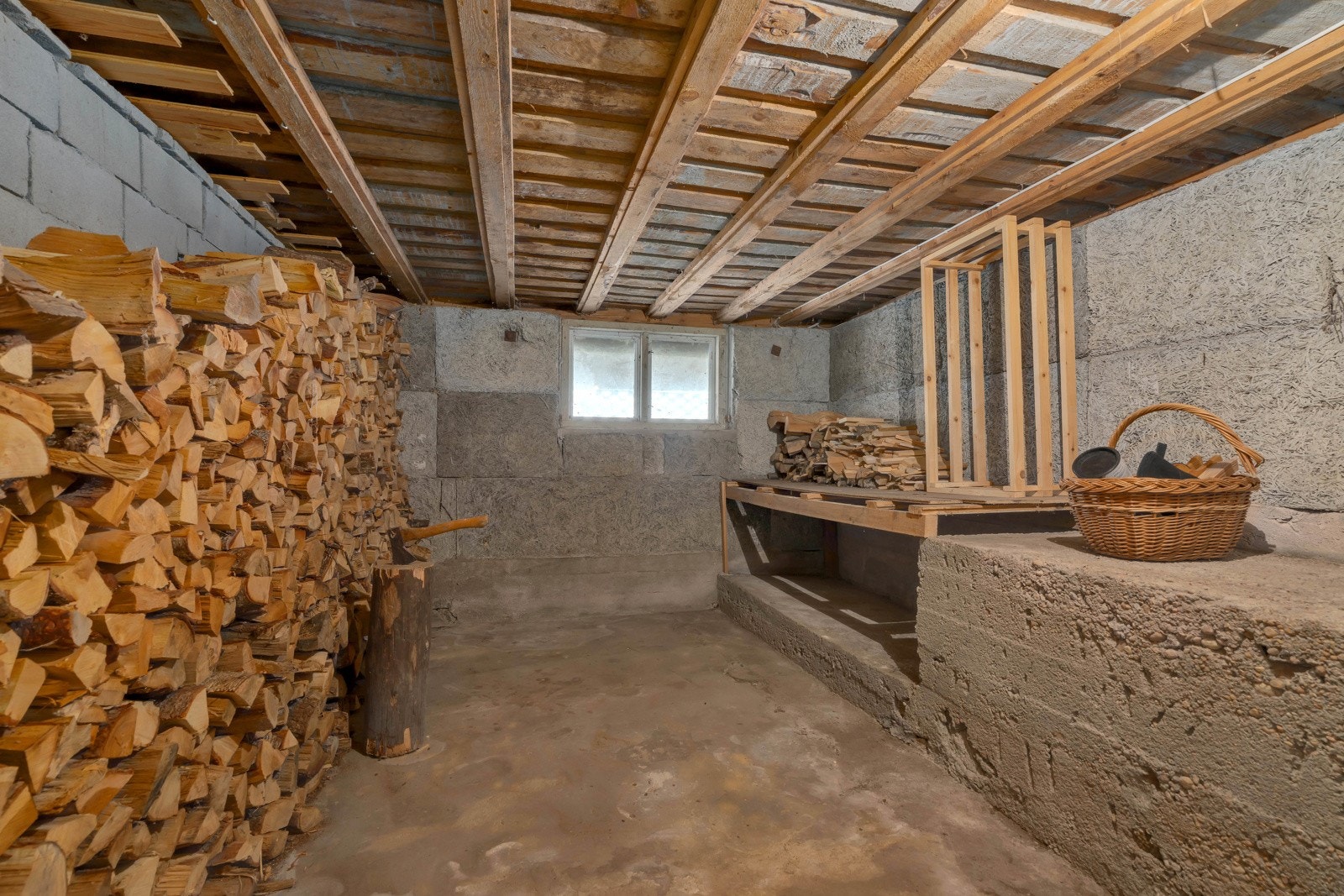 Romslig vedbod. Galleribilde