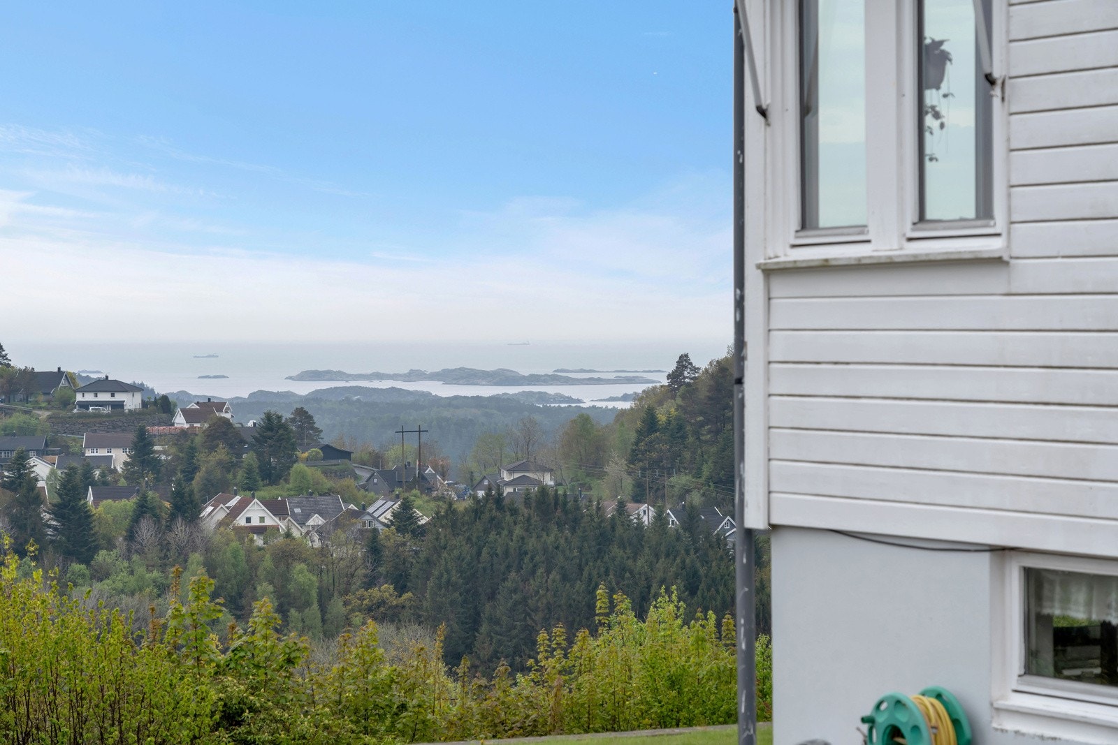 Fra eiendommen er det en fantastisk utsikt over landskapet og Mandals flotte skjærgård. Galleribilde