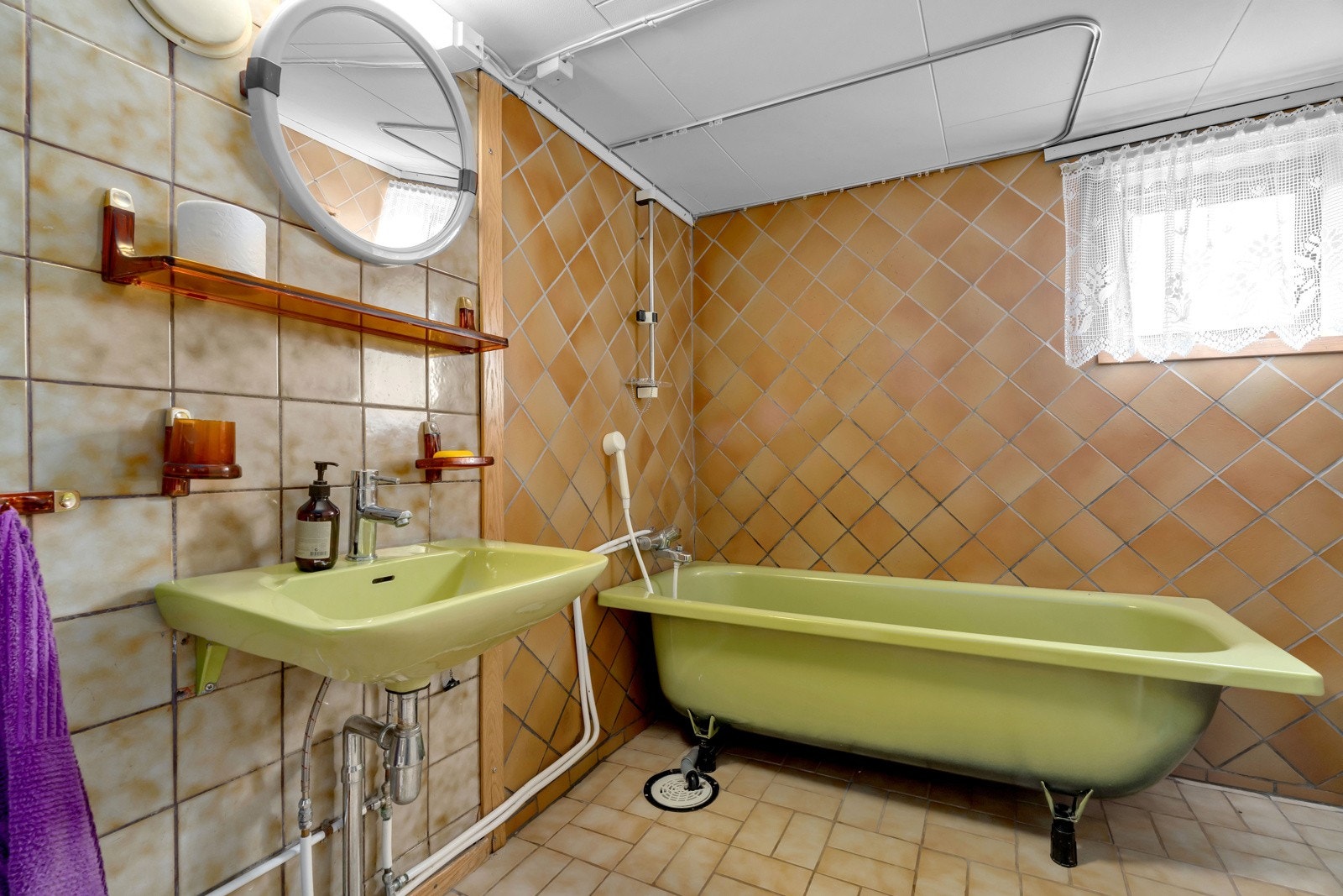Badet er av god størrelse med fliser på gulv og vegger. Galleribilde