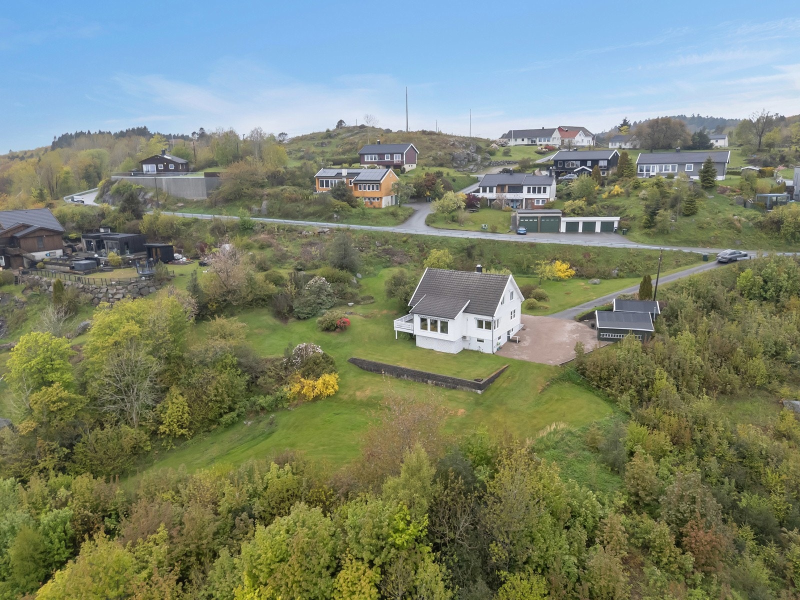 Det er reguleringsplan under arbeid for ytterligere boliger i bakkant av denne boligen. Eiendommen inngår i området avsatt i reguleringen sannsynligvis for utvidelse av vei til gang/sykkelsti. Galleribilde