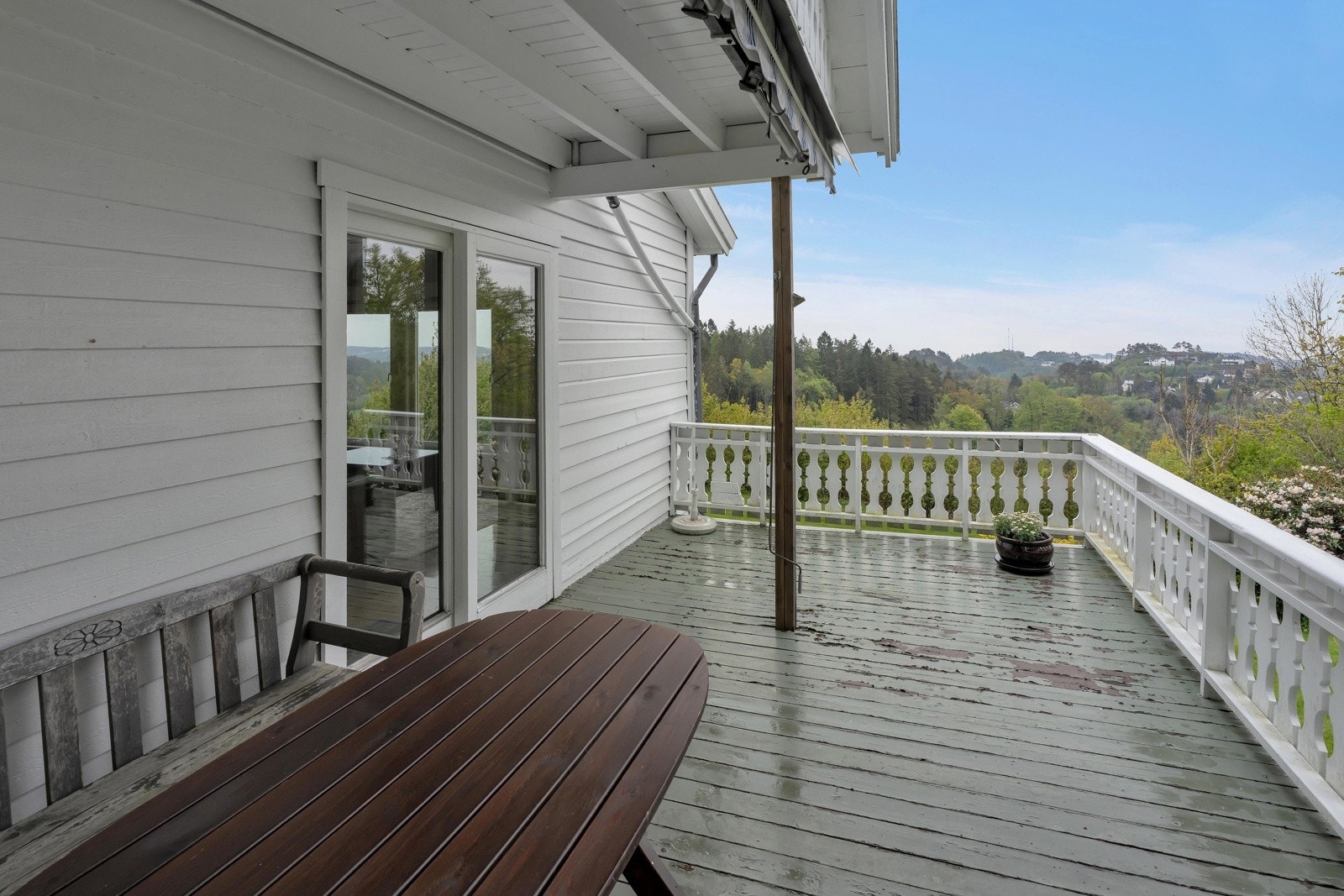 Boligen har fine uteplasser med terrasse med gode solforhold hvor man kan nyte den flotte utsikten. Galleribilde