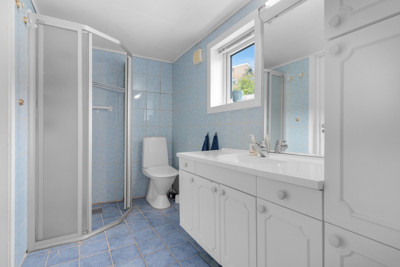 Fra vindfanget er det inngang til bad. Badet har fliser og varmekabler på gulvet. Galleribilde