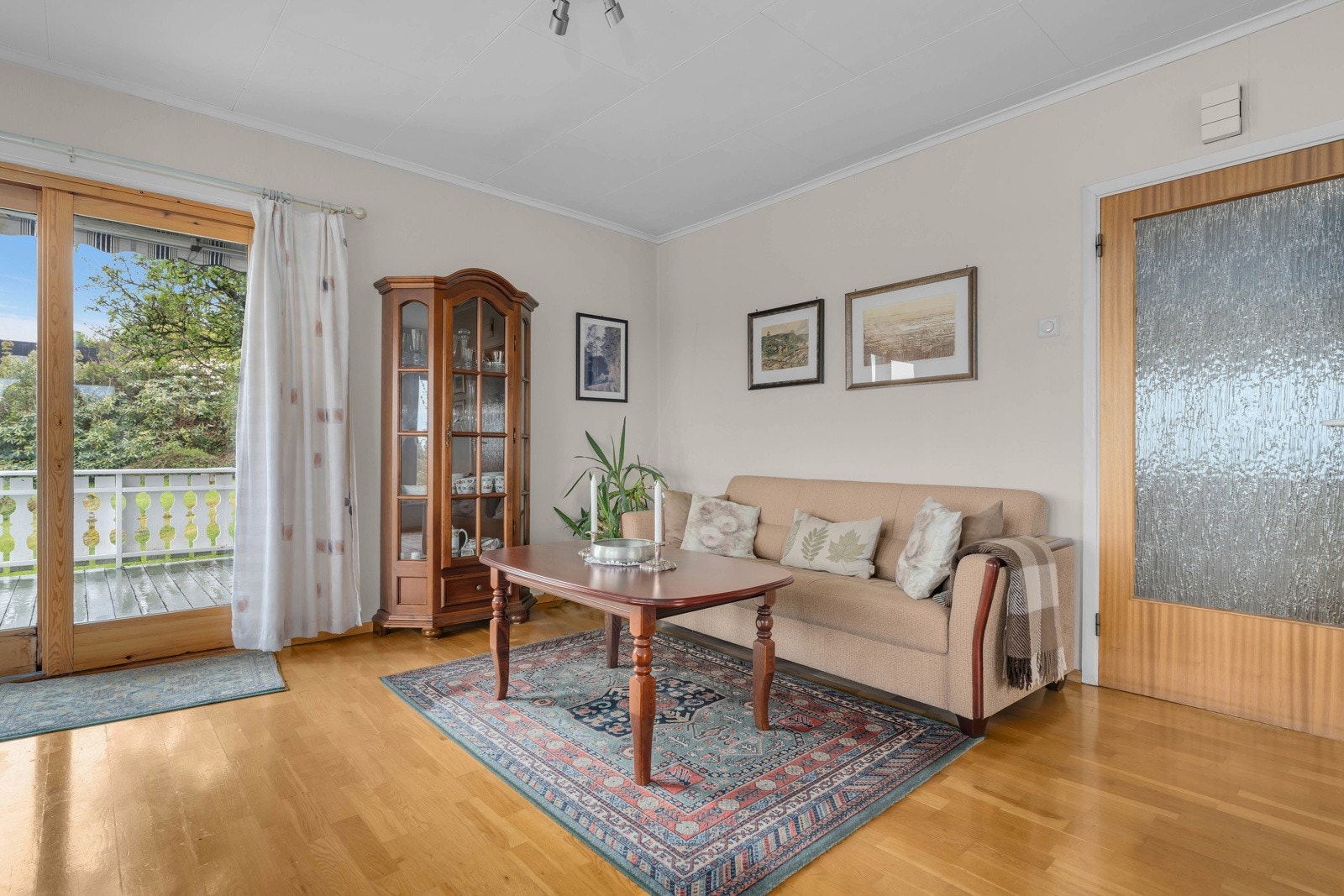 Det er plass til flere sittesoner i den romslige stuen. Galleribilde