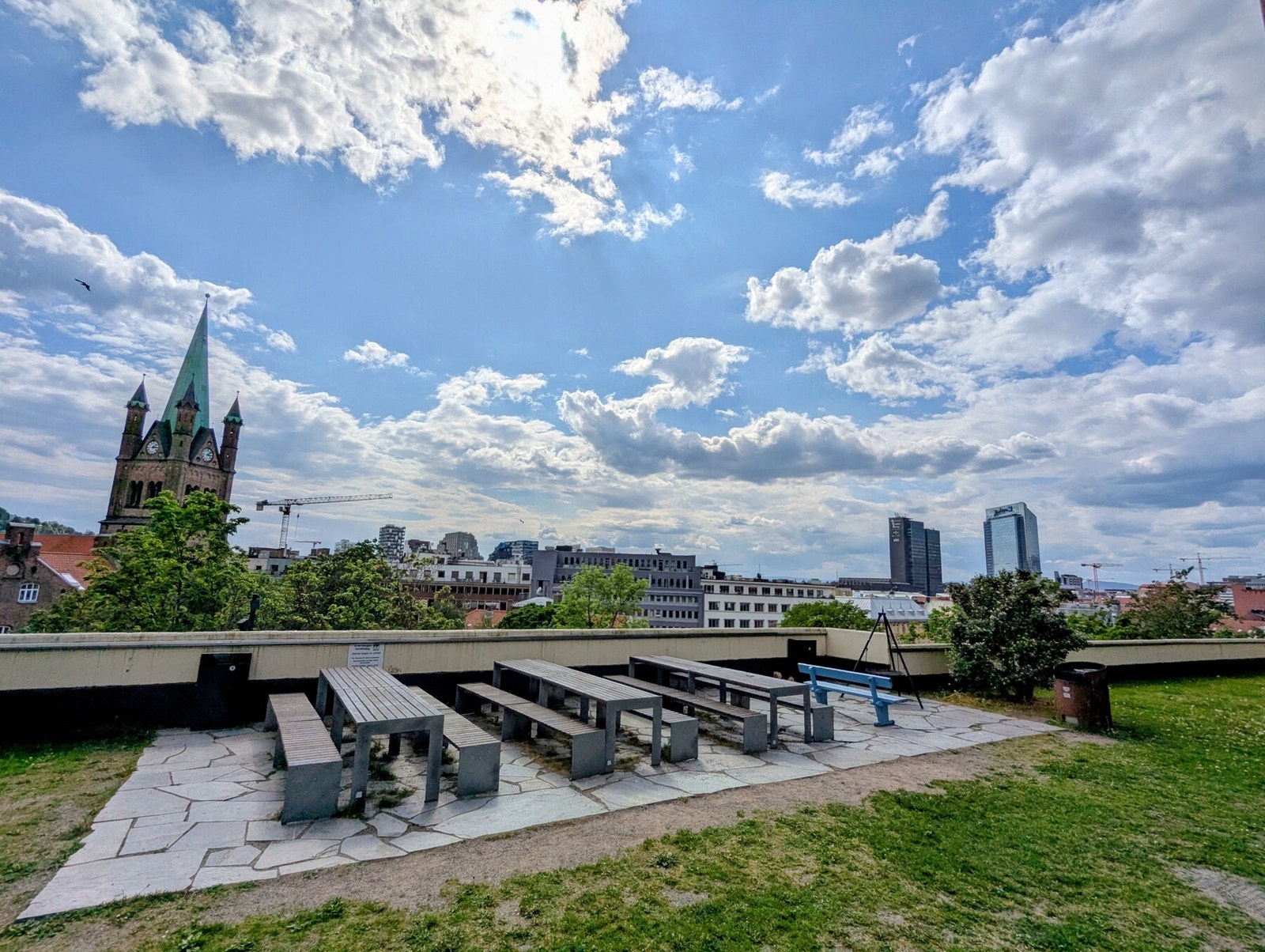 Et av flere områder med grill og fin benkplass med flott utsikt over byen. Galleribilde