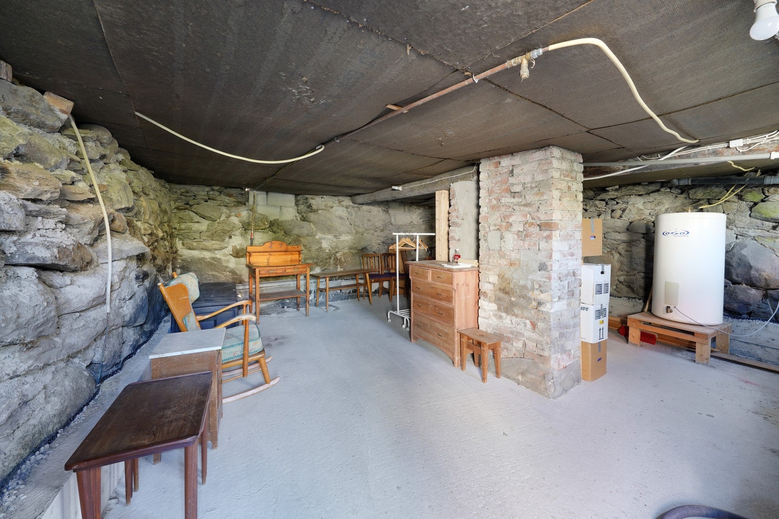 Kjeller under huset - godt med ekstra lagringsplass her. Galleribilde