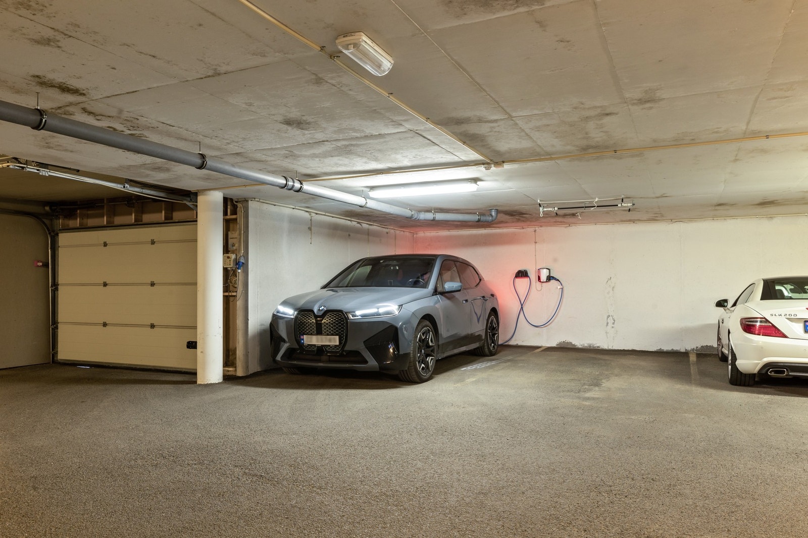 God plass til to biler Galleribilde