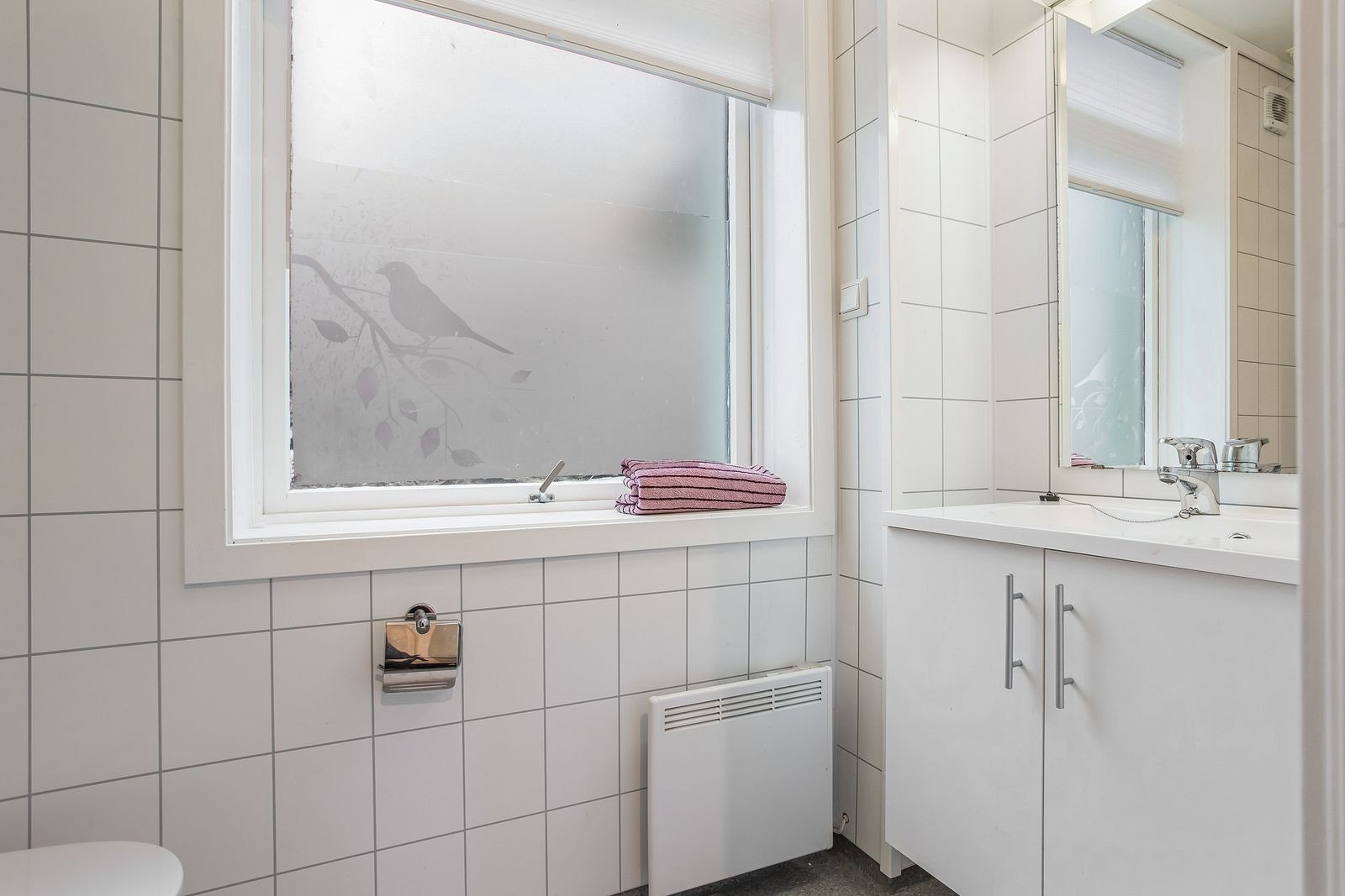 Badet holder god standard og har servant, speil, toalett og dusj. Vaskemaskin er på eget rom ved bod Galleribilde