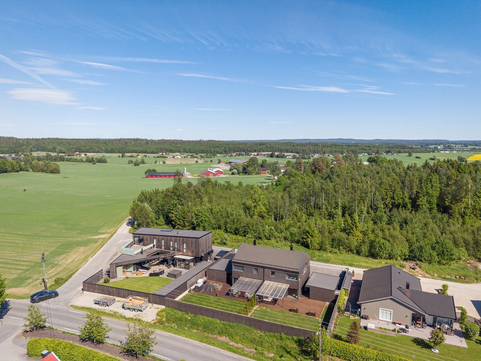 Samtidig som området gir en følelse av landlig ro, har du kort vei med bil til urbane fasiliteter og god infrastruktur. Kun få minutter med bil finner du Vinterbro Senter med et stort utvalg av butikker og servicetilbud. Ski sentrum ligger også innen kort Galleribilde