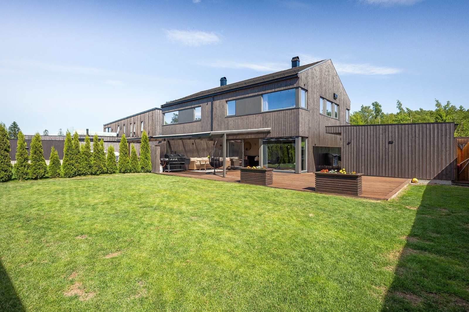 Eiendommen har en pent opparbeidet tomt med gode solforhold og flotte uteområder. Markterrassen er på hele 67 kvm som gir god plass til både spisegruppe, loungeområde og grill. Galleribilde