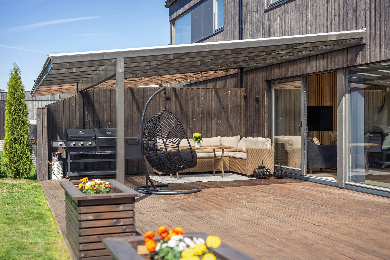 Terrassen er utstyrt med delvis overbygg, utelys, levegg og hekk mot nabo. Det er direkte adkomst til en stor og skjermet hage. Galleribilde