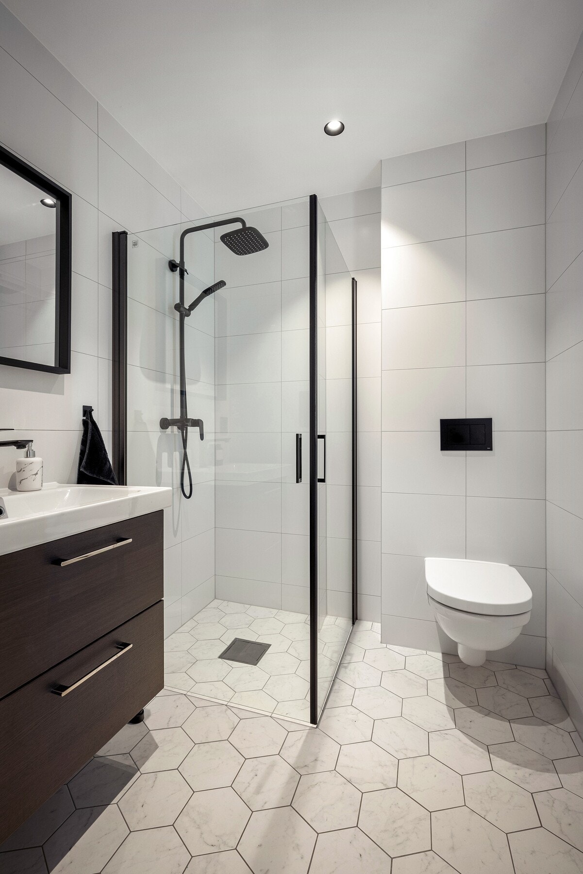 Badet i første etasje er tilsvarende moderne innredet med dusjhjørne, servantinnredning og vegghengt toalett. Begge badene har gulvvarme og balansert ventilasjon. Galleribilde
