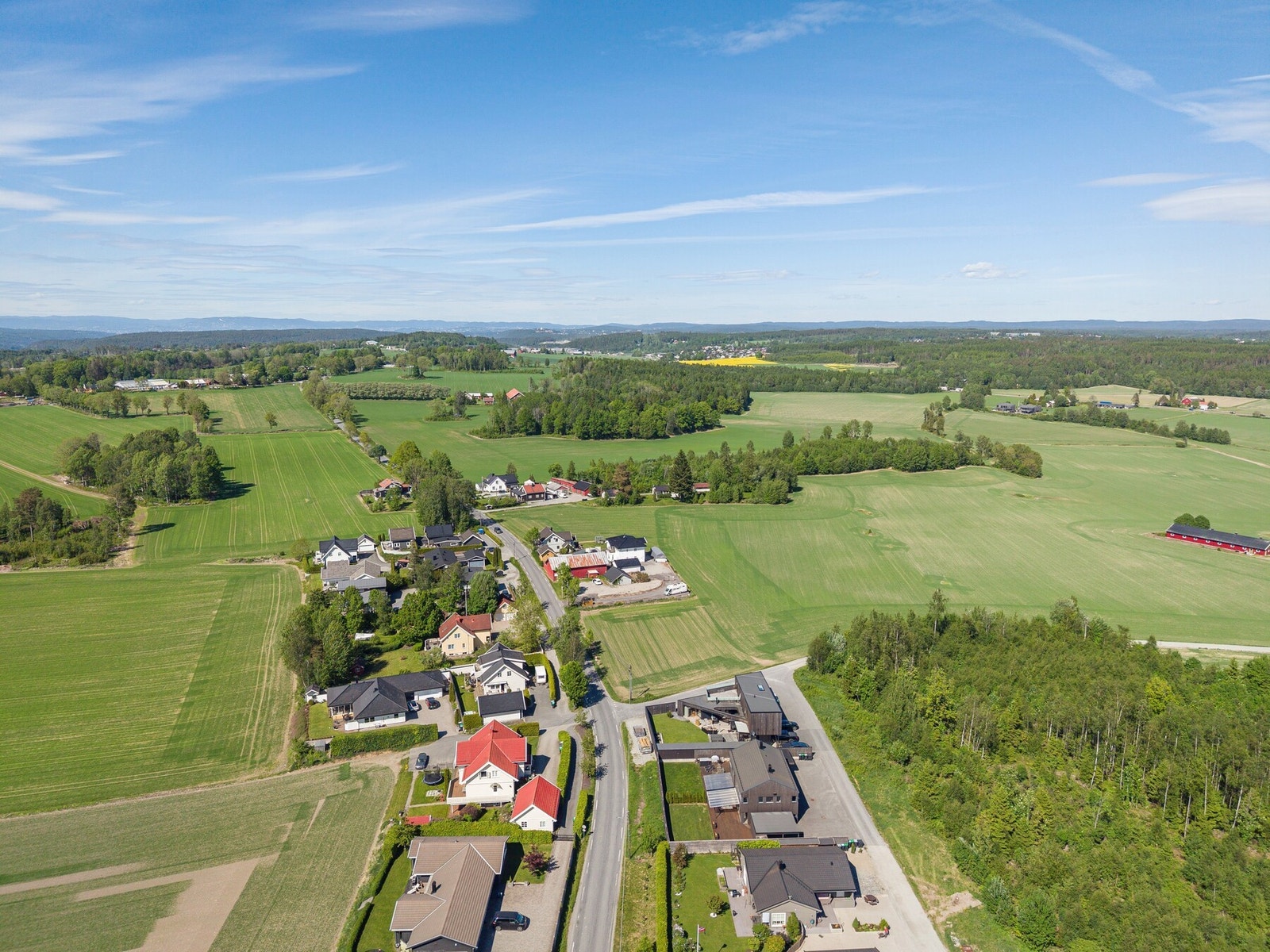 Barn i skolealder kan gå på Nordby barneskole og Nordbytun ungdomsskole, ca. 3 km unna. I tilknytning til nordbyskole ligger et flott idrettsanlegg med kunstgressbane, idrettshall og svømmehall. Området har et aktivt fritidstilbud med blant annet fotball, Galleribilde