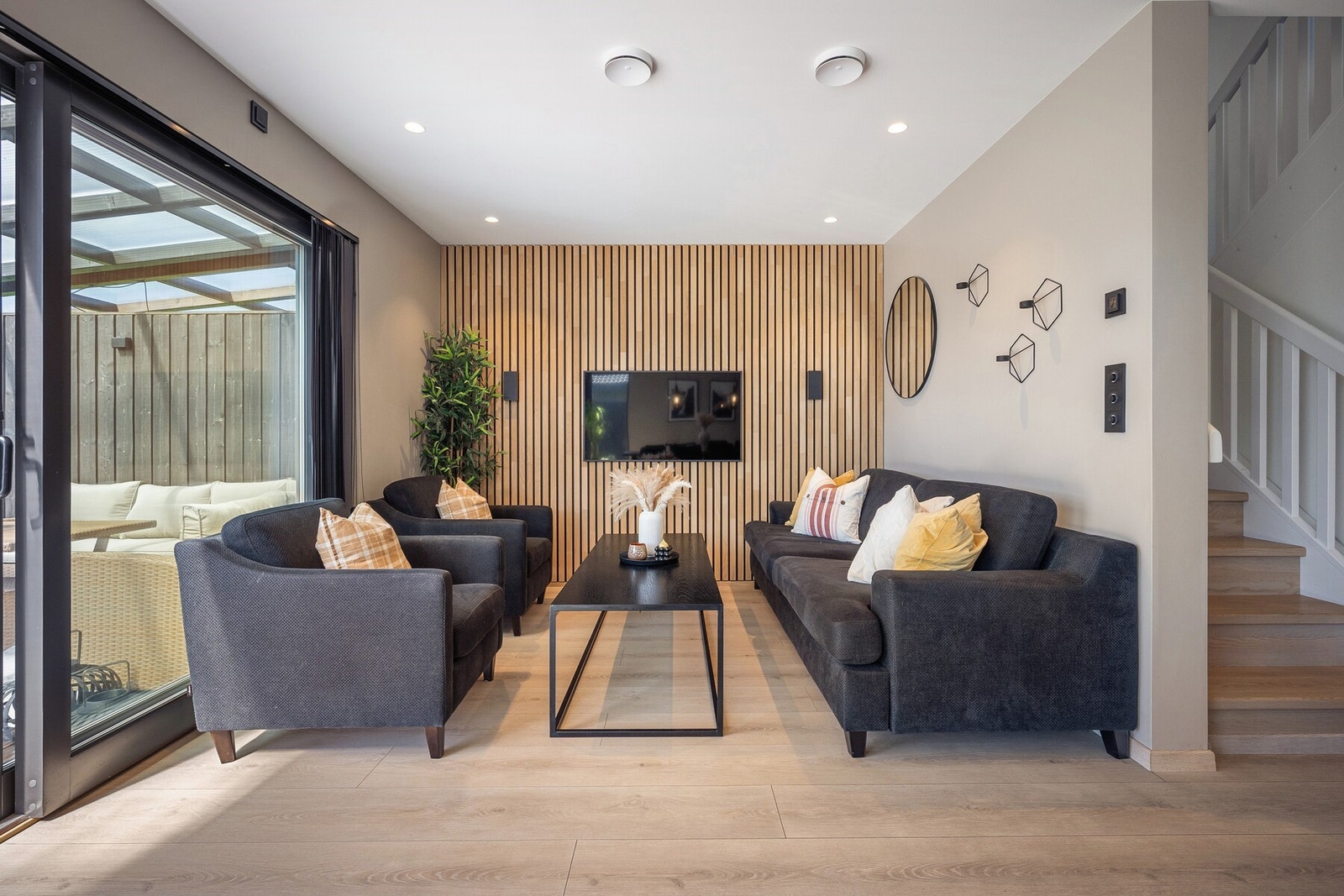 Stilrene detaljer som spilevegg med integrert belysning. Galleribilde
