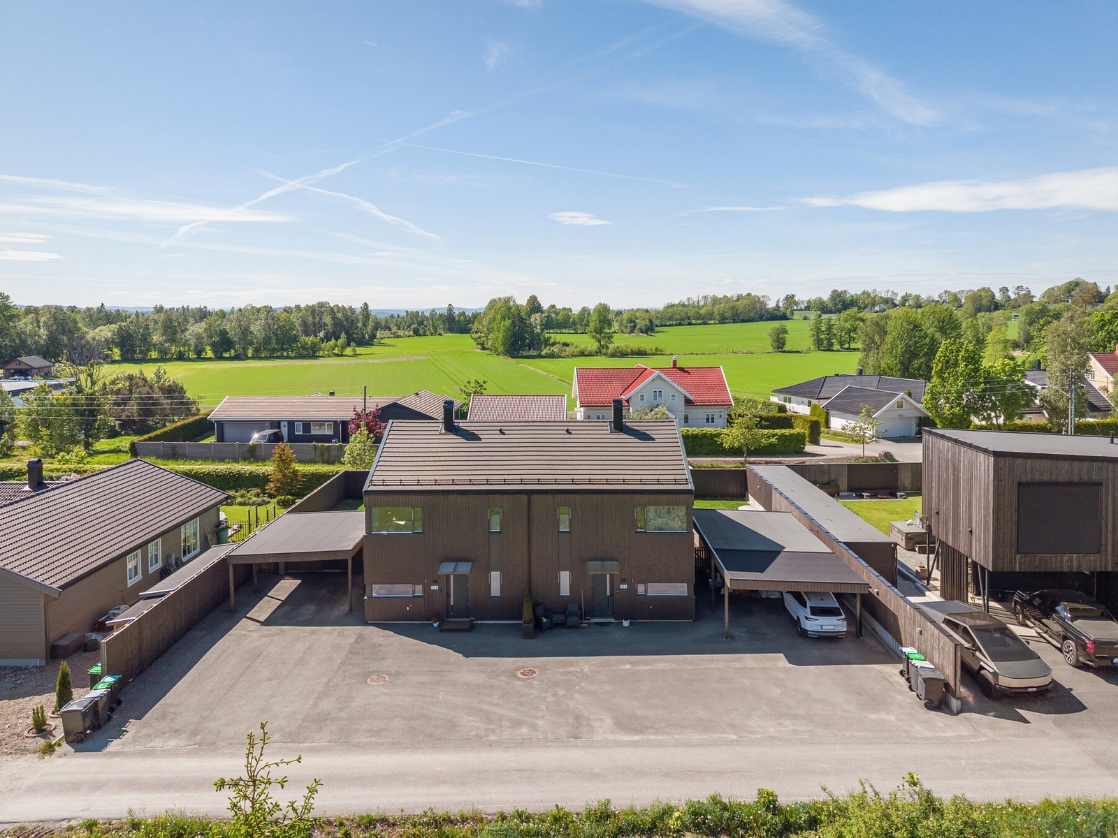 Kongeveien 135A ligger i et rolig, og veletablert boområde på Vinterbro i Ås kommune. Her bor du i landlige og naturskjønne omgivelser og meget gode solforhold, et ideelt sted for familier og alle som ønsker en fredelig hverdag nær naturen. Galleribilde