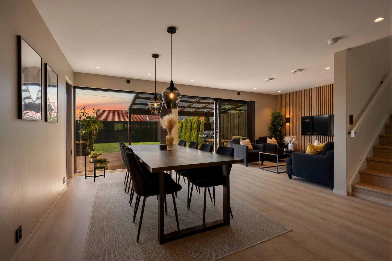 Stilren og romslig stue med delvis åpen løsning mot kjøkkenet, som gir en sosial og funksjonell planløsning. Store vindusflater slipper inn rikelig med dagslys og bidrar til en luftig romfølelse. Galleribilde