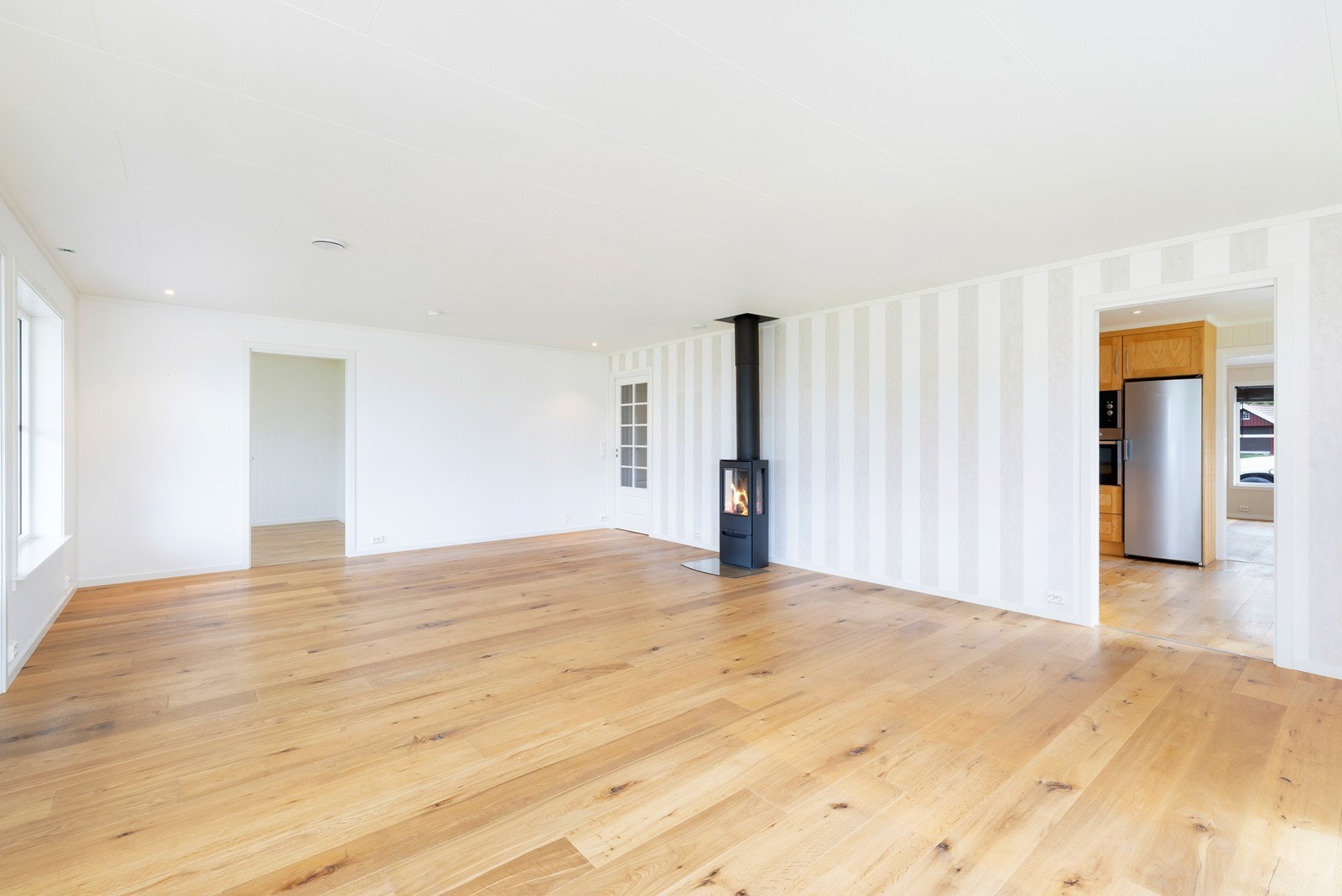 God plass til både sofagruppe og spisestue, perfekt for både avslapning og sosiale sammenkomster. Galleribilde
