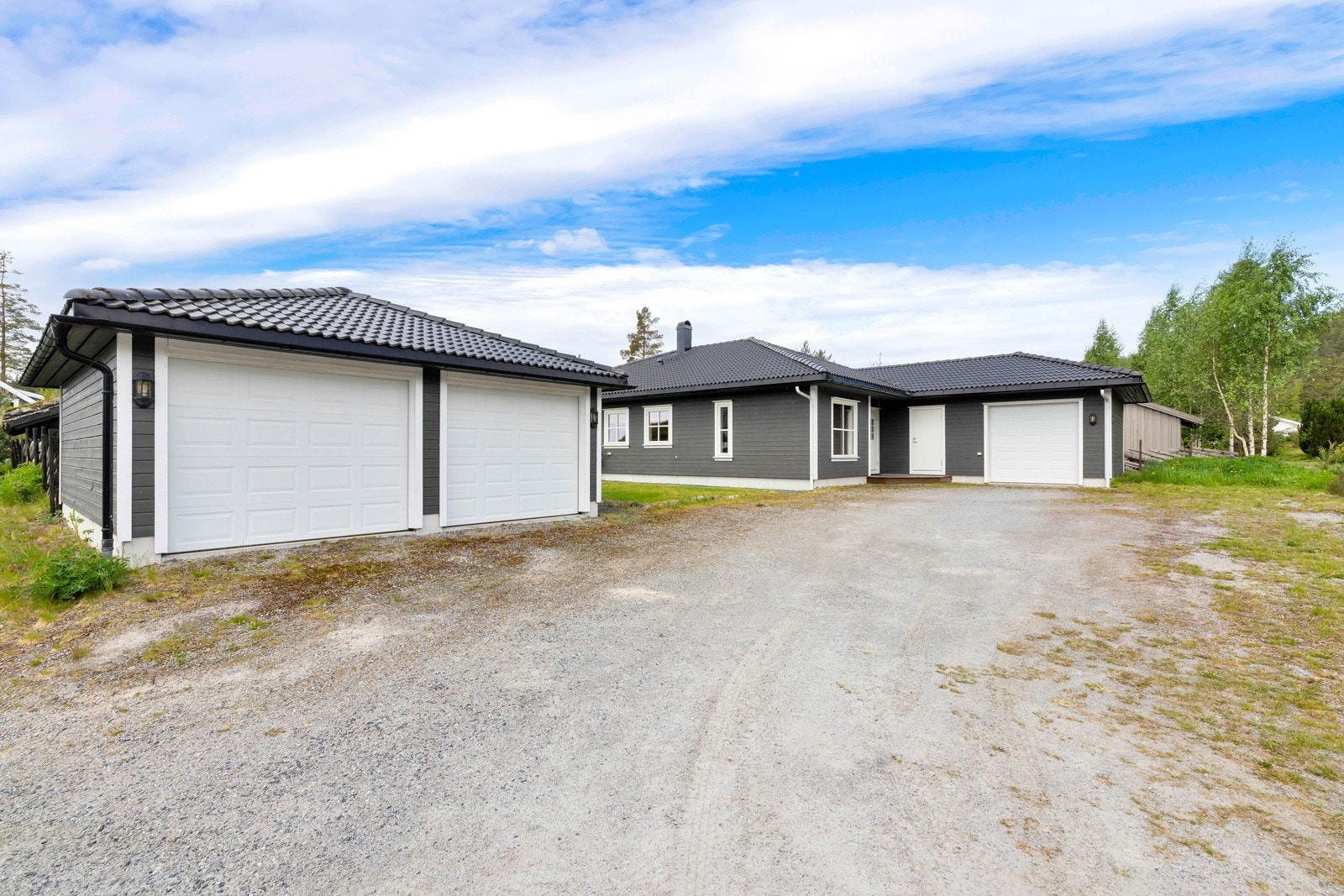Gruset innkjørsel og gårdsplass. Galleribilde