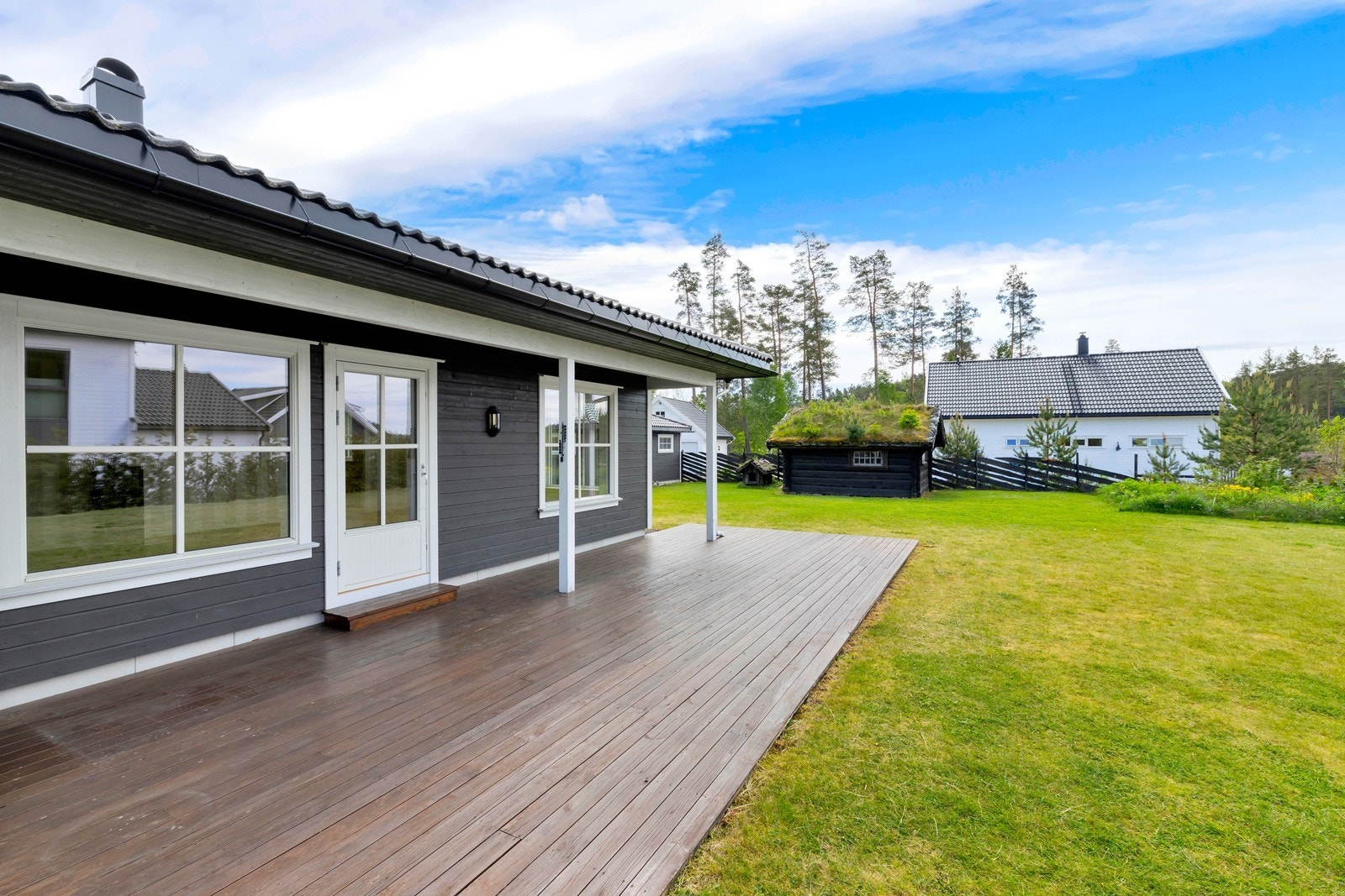 Stor terrasse med god plass til hagemøblement. Galleribilde