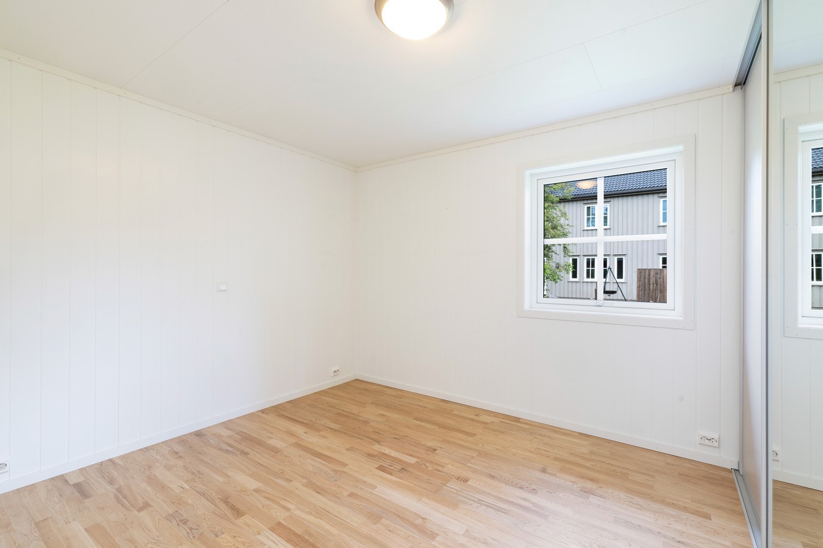 Hovedsoverom med god plass til dobbeltseng, rommet er også utstyrt med skyvedørsgarderobe. Galleribilde