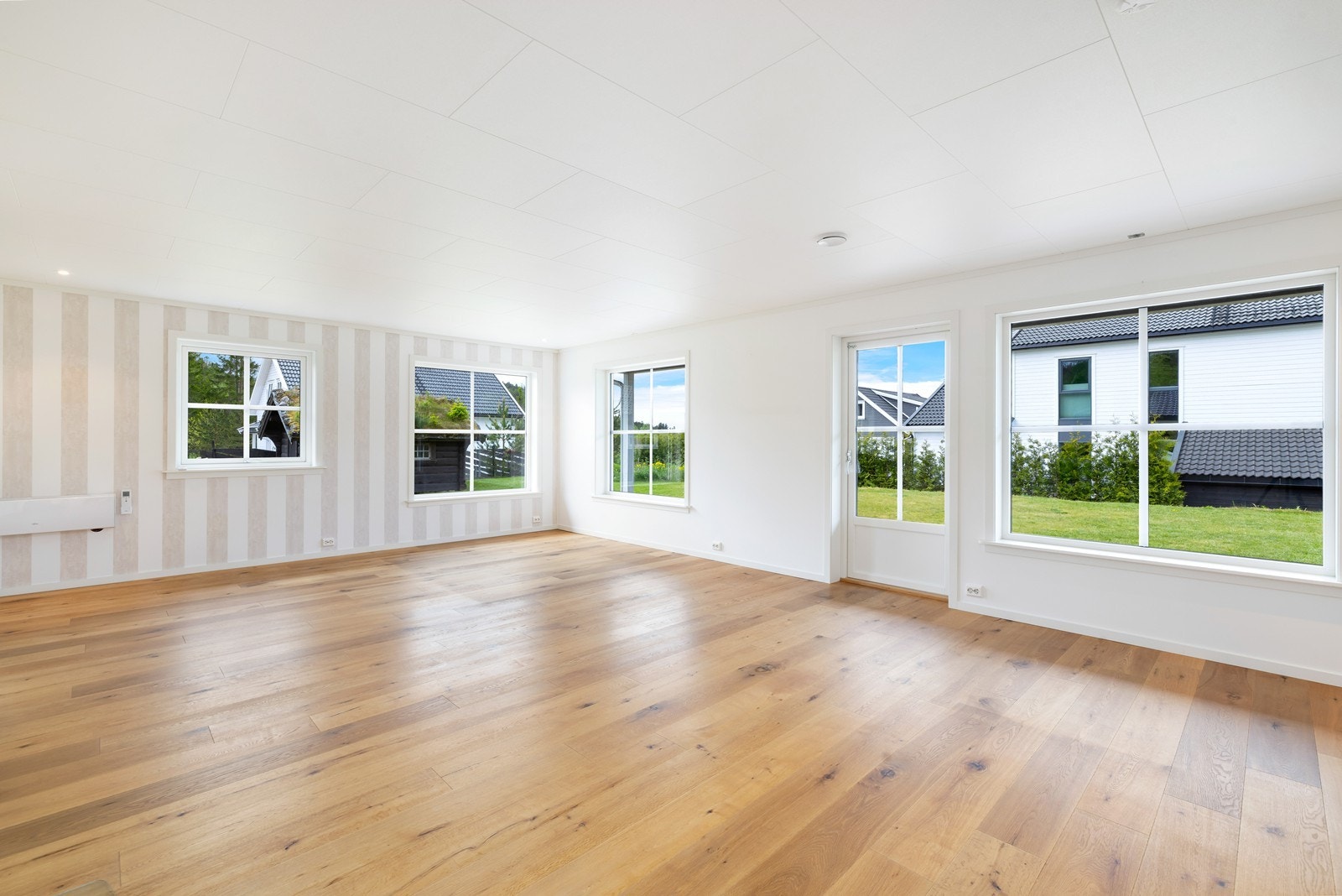 Lys og innbydende stue med gode møbleringsmuligheter og store vindusflater som slipper inn rikelig med naturlig lys. Galleribilde
