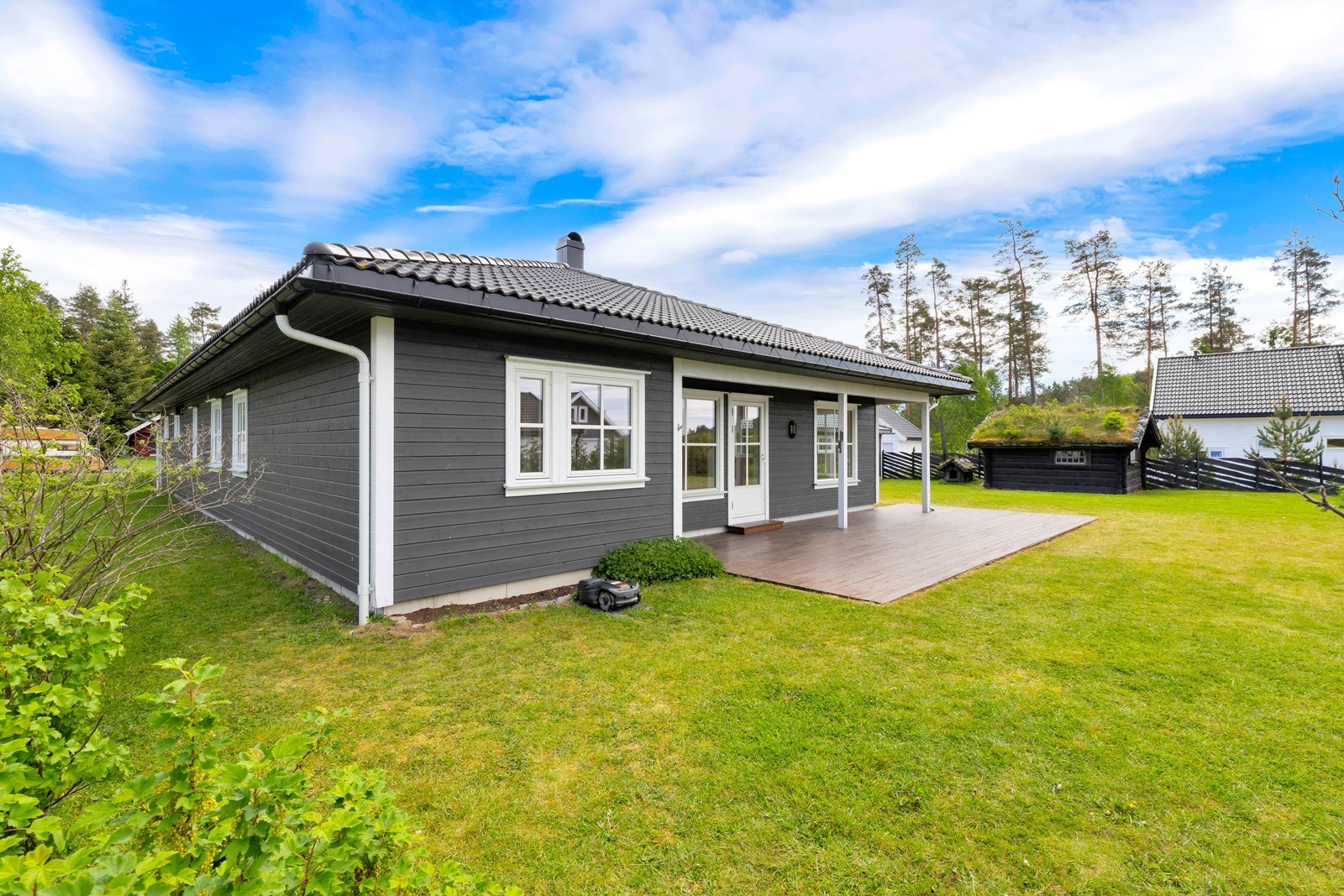 Romslig tomt med fine grønne uteområder. Galleribilde