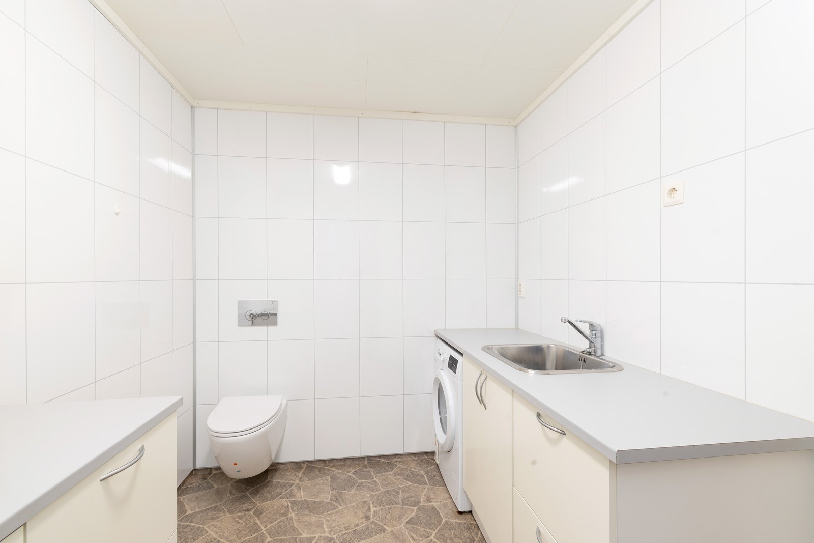 Vaskerom med wc og opplegg for vaskemaskin. Galleribilde