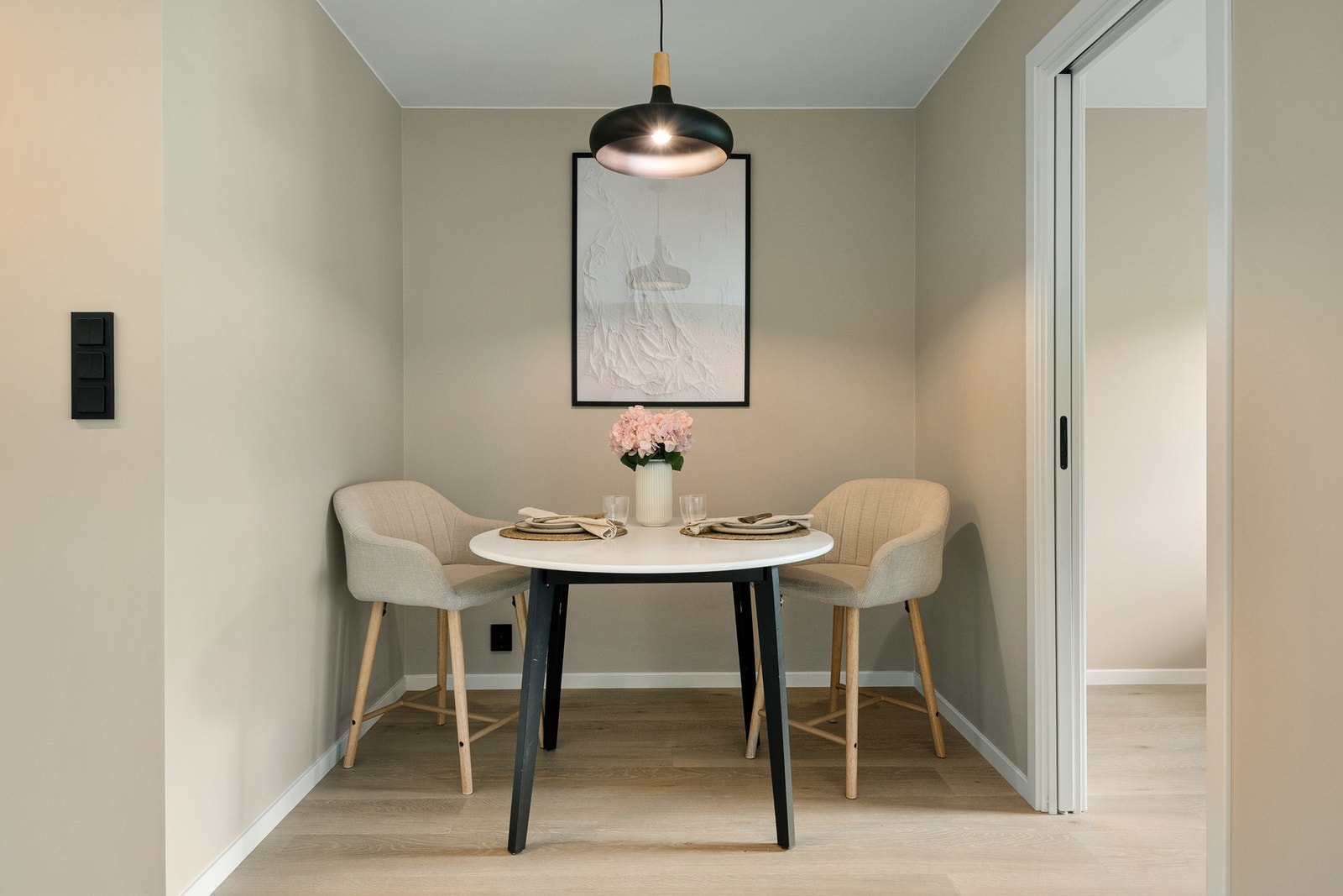 På andre siden av kjøkkenet er det egen plass til spisestue. Galleribilde
