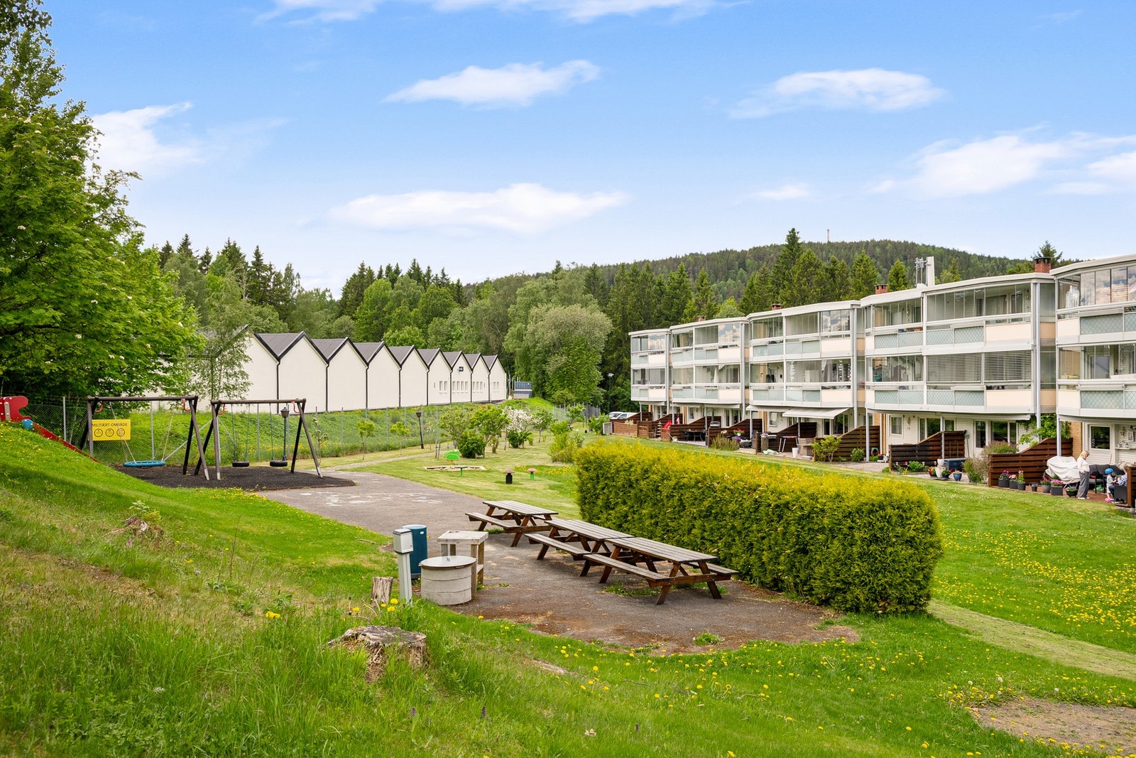 Det er også pent opparbeidet fellesarealer med sittplass til grillfester og lekeplass til barna rett ut fra stuen. Galleribilde
