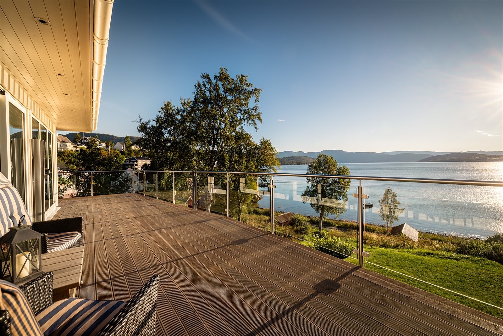 Gode solforhold og god utsikt over fjord, fjell og sentrum. Kveldssol om sommeren Galleribilde